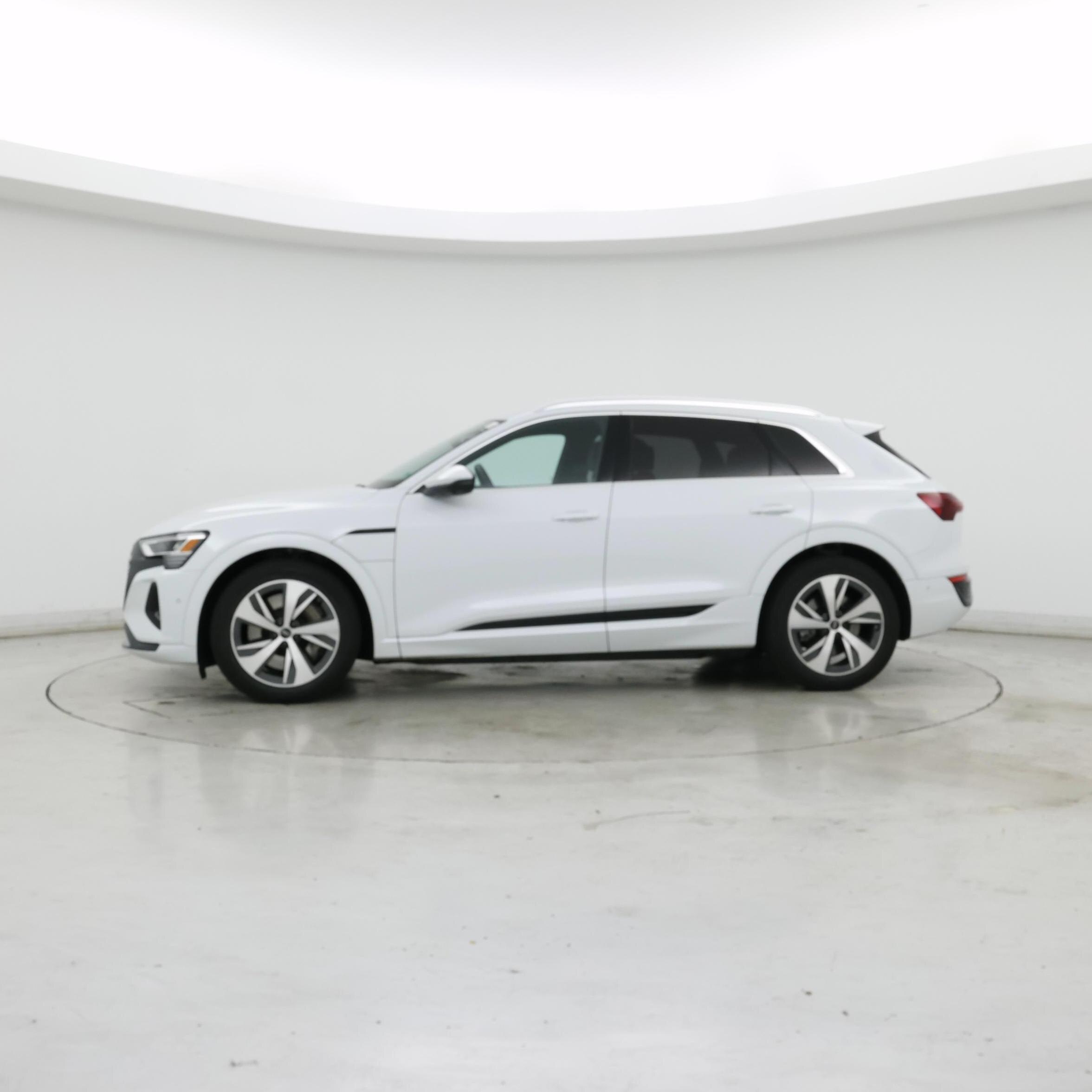 Thumbnail: 2024 Audi Q8 e-tron - 3