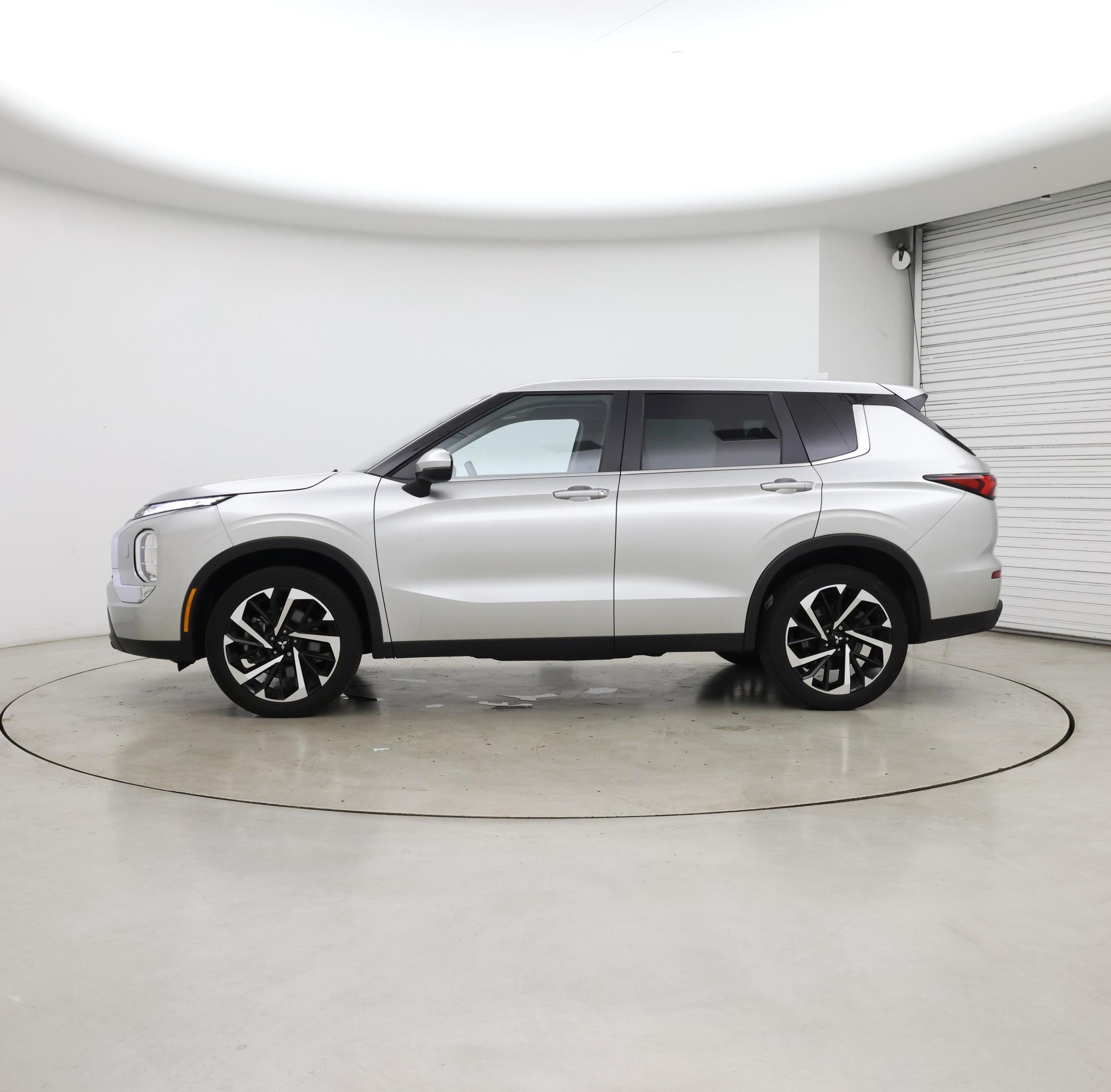 Thumbnail: 2022 Mitsubishi Outlander - 3