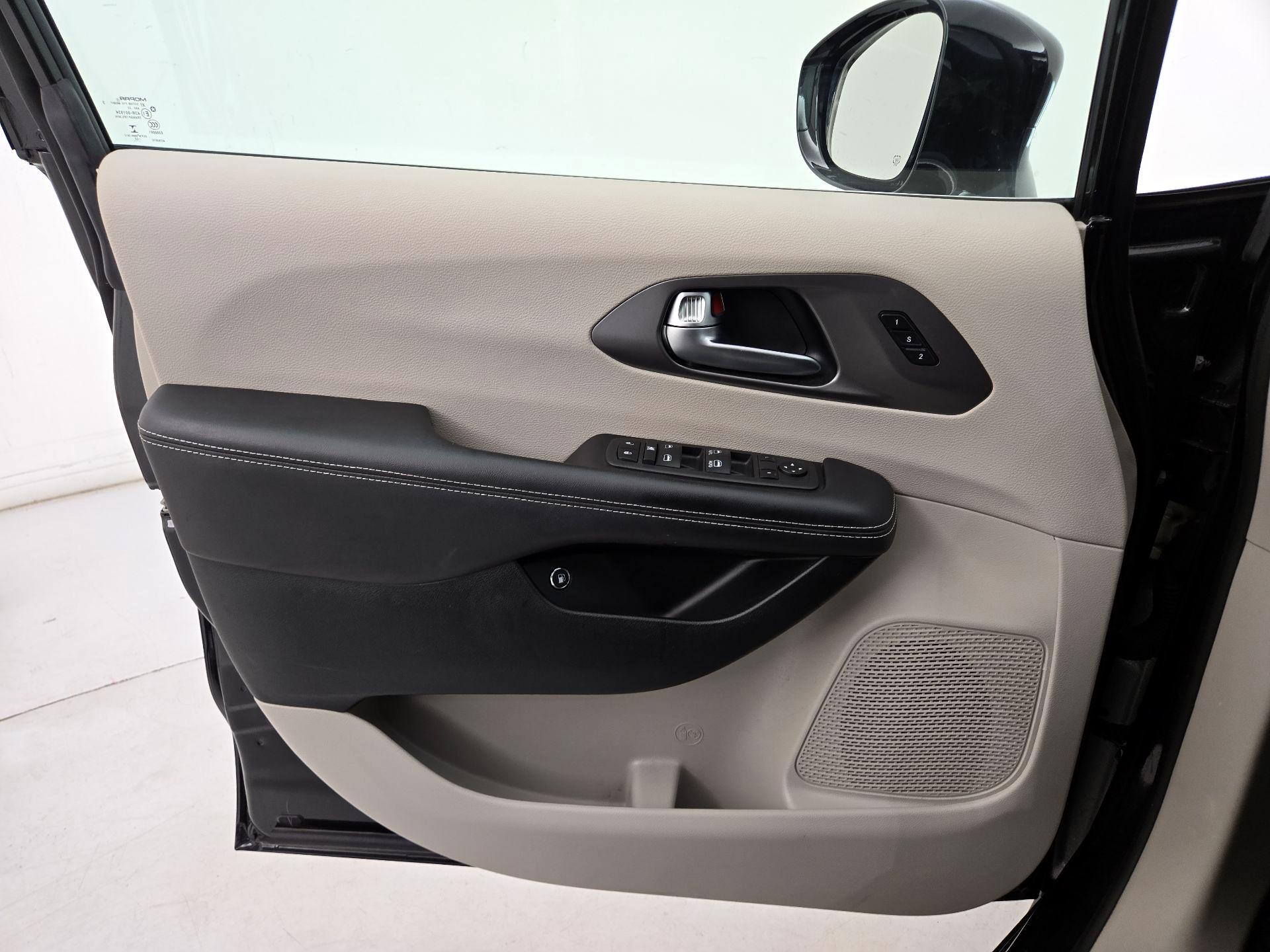 Thumbnail: 2022 Chrysler Pacifica - 12