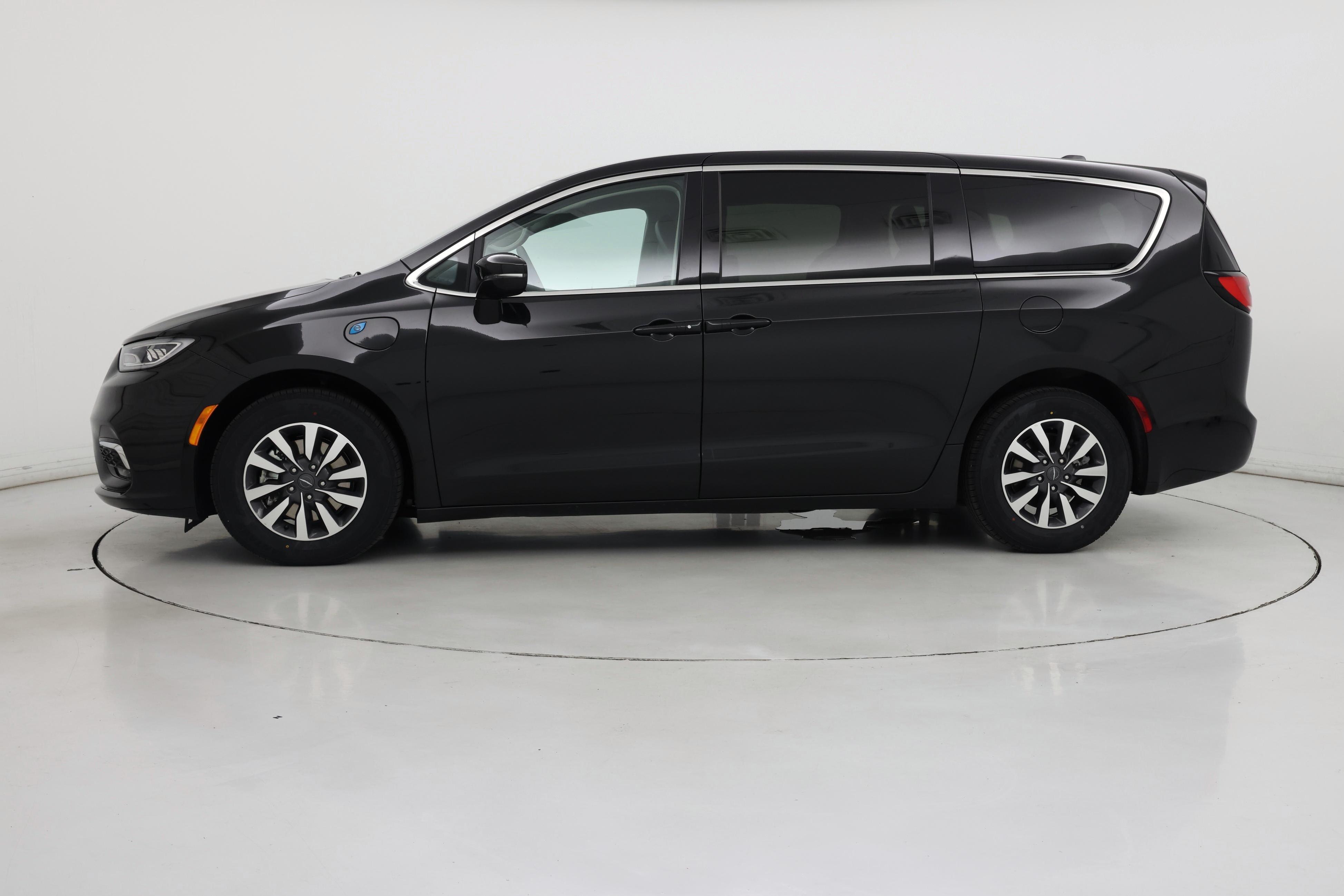 Thumbnail: 2022 Chrysler Pacifica - 3