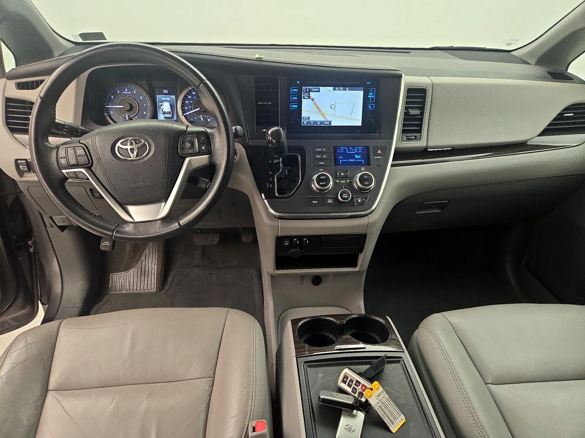 Thumbnail: 2016 Toyota Sienna - 9