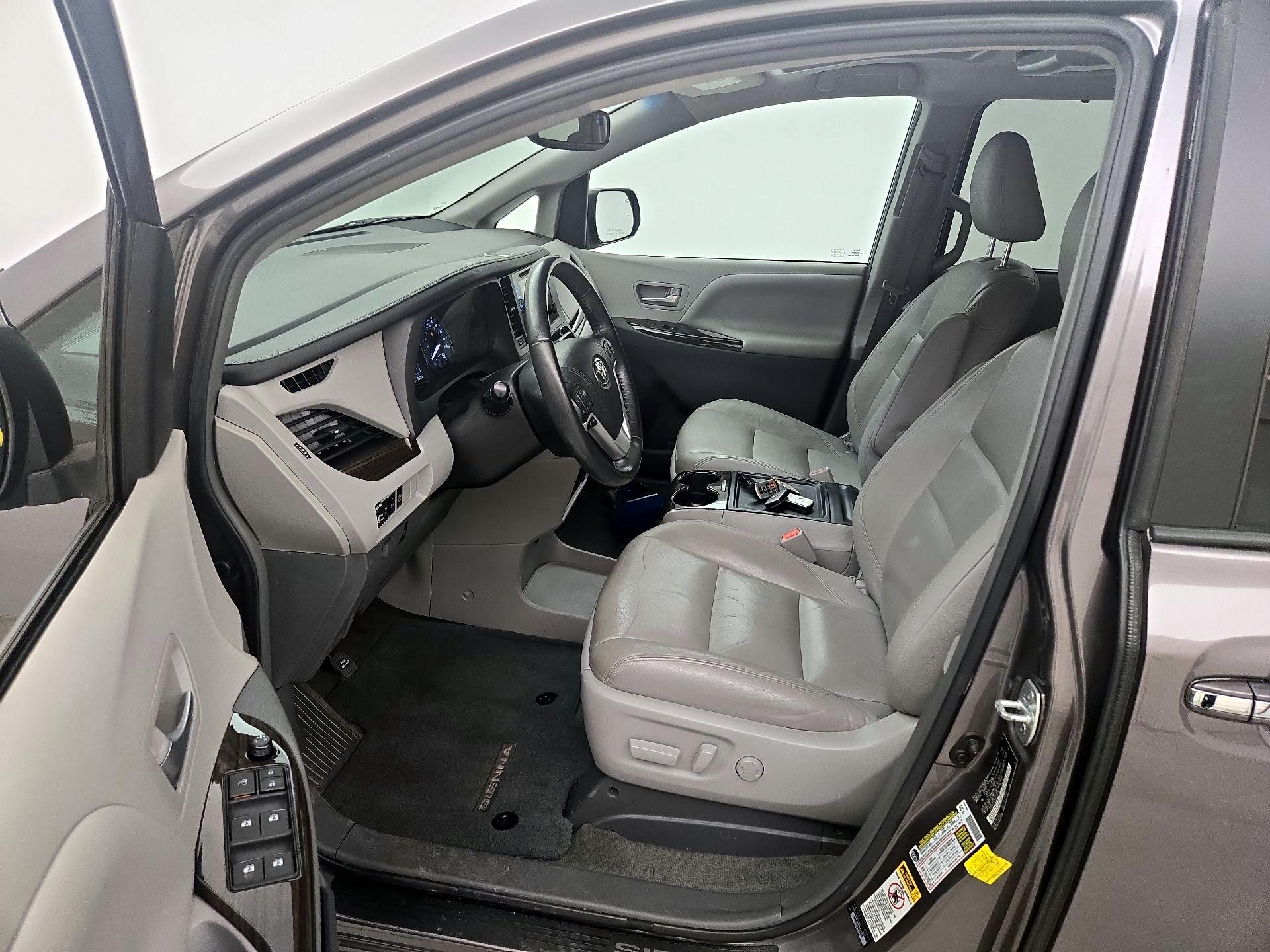 Thumbnail: 2016 Toyota Sienna - 11