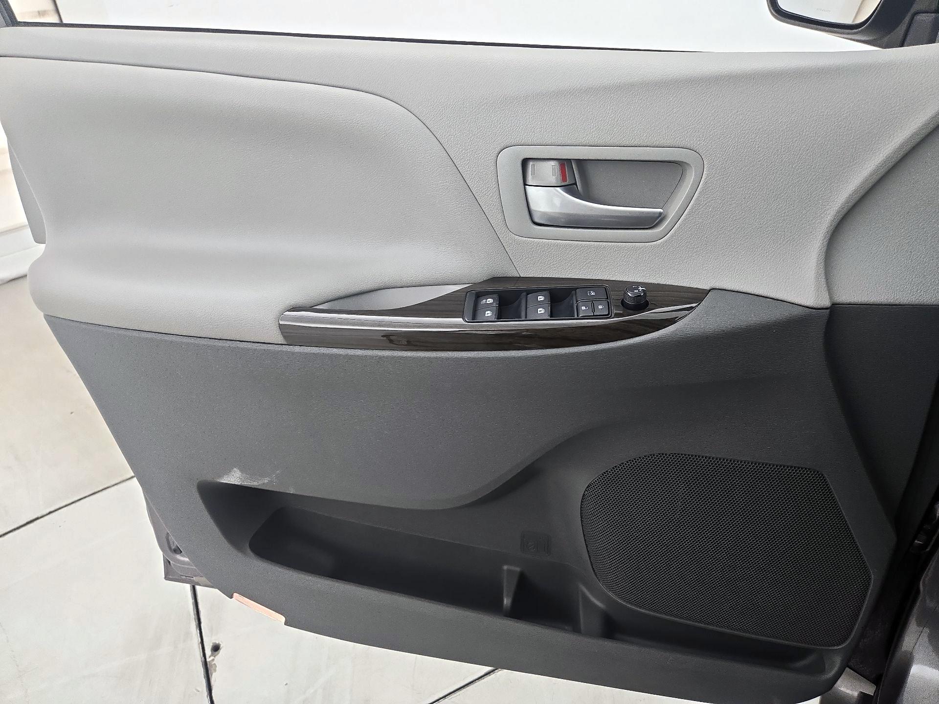 Thumbnail: 2016 Toyota Sienna - 12