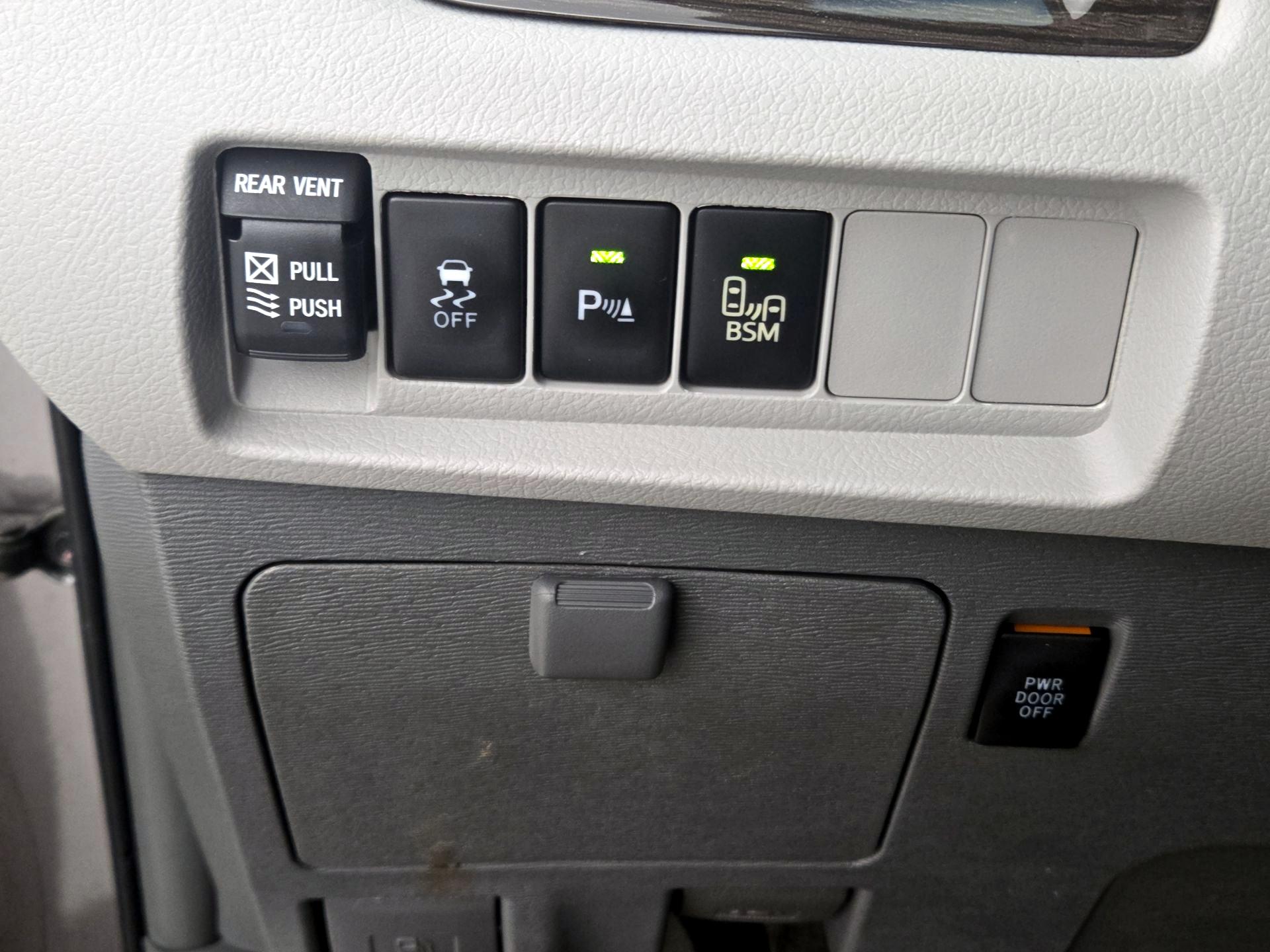 Thumbnail: 2016 Toyota Sienna - 13