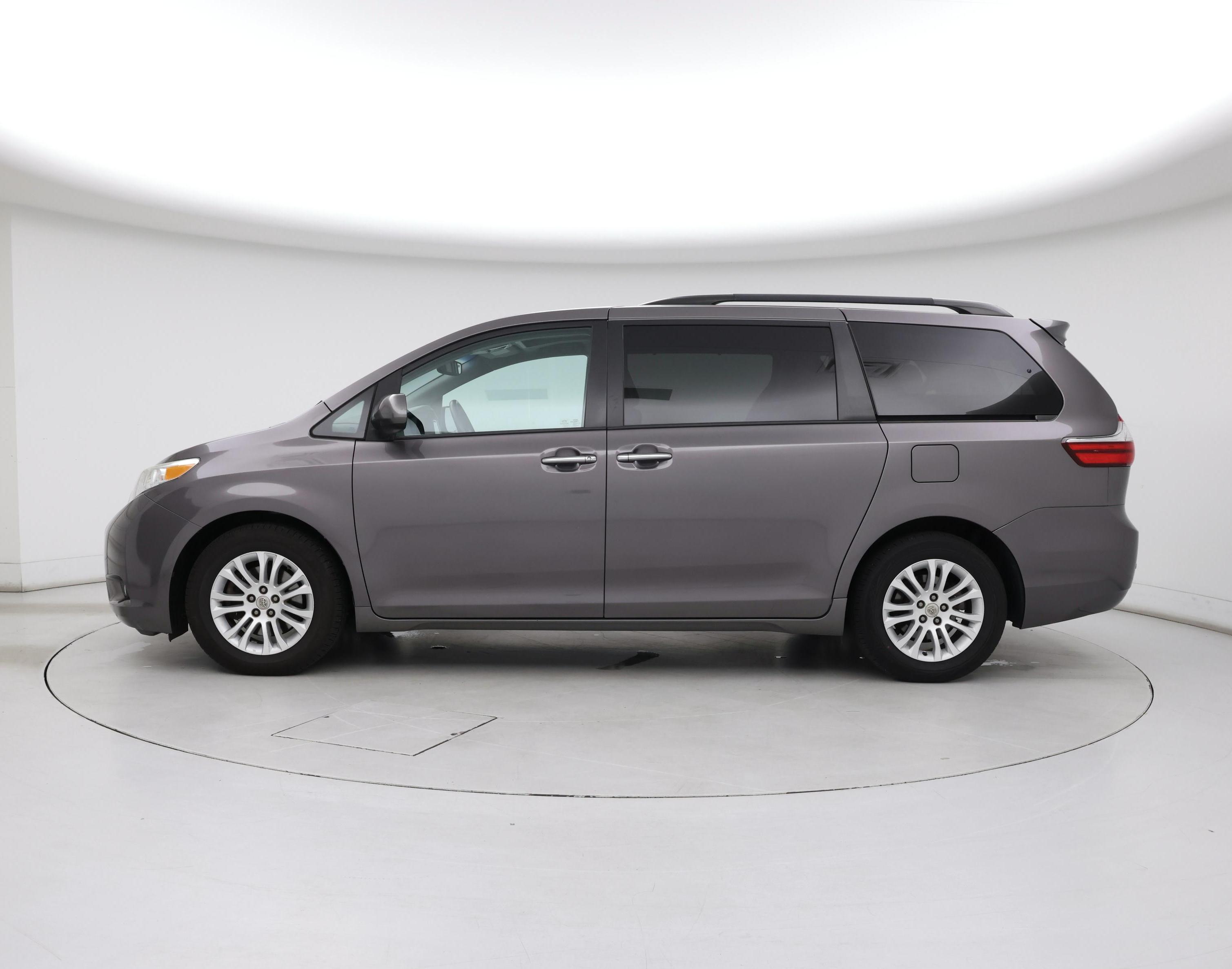 Thumbnail: 2016 Toyota Sienna - 3