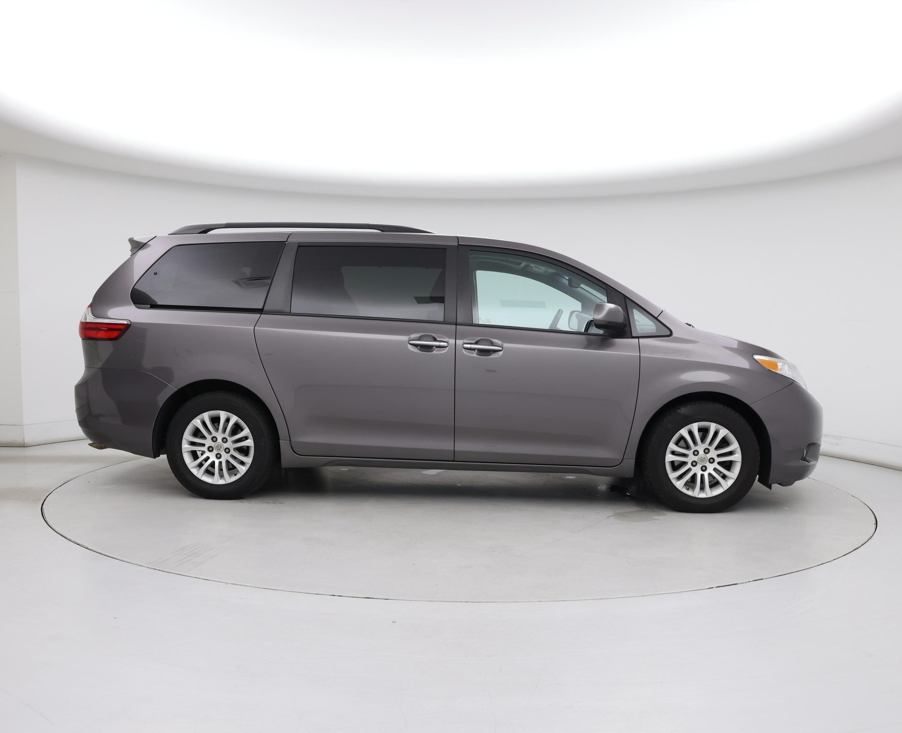 Thumbnail: 2016 Toyota Sienna - 7