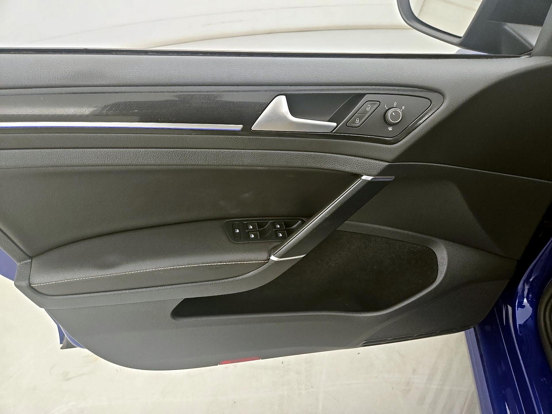 Thumbnail: 2016 Volkswagen Golf - 12