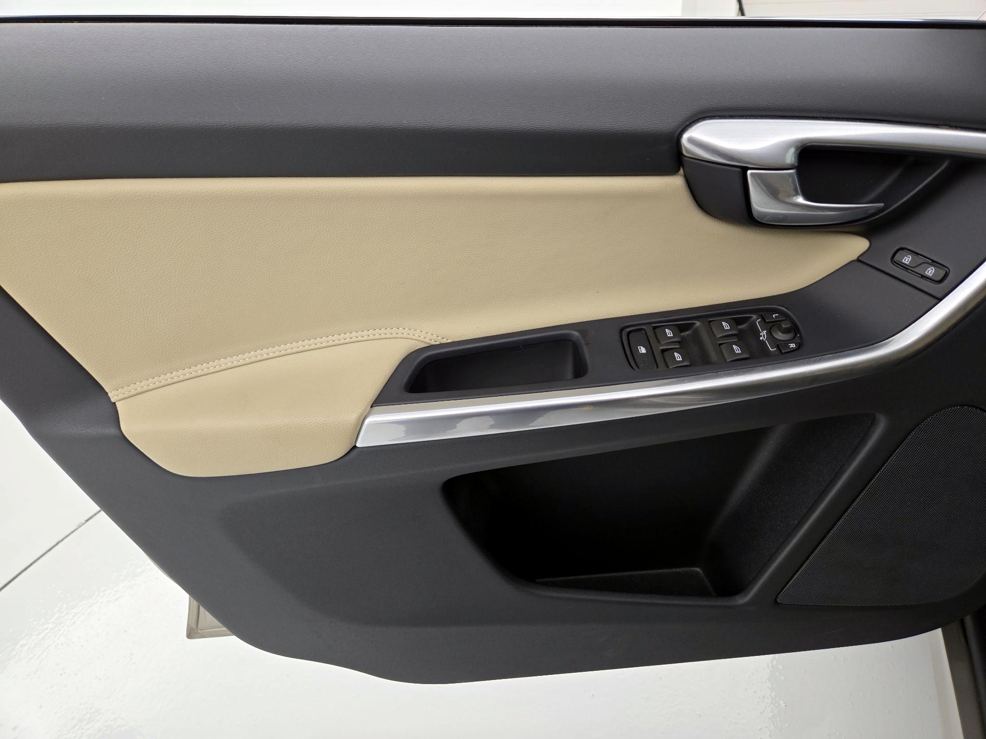 Thumbnail: 2016 Volvo XC60 - 12