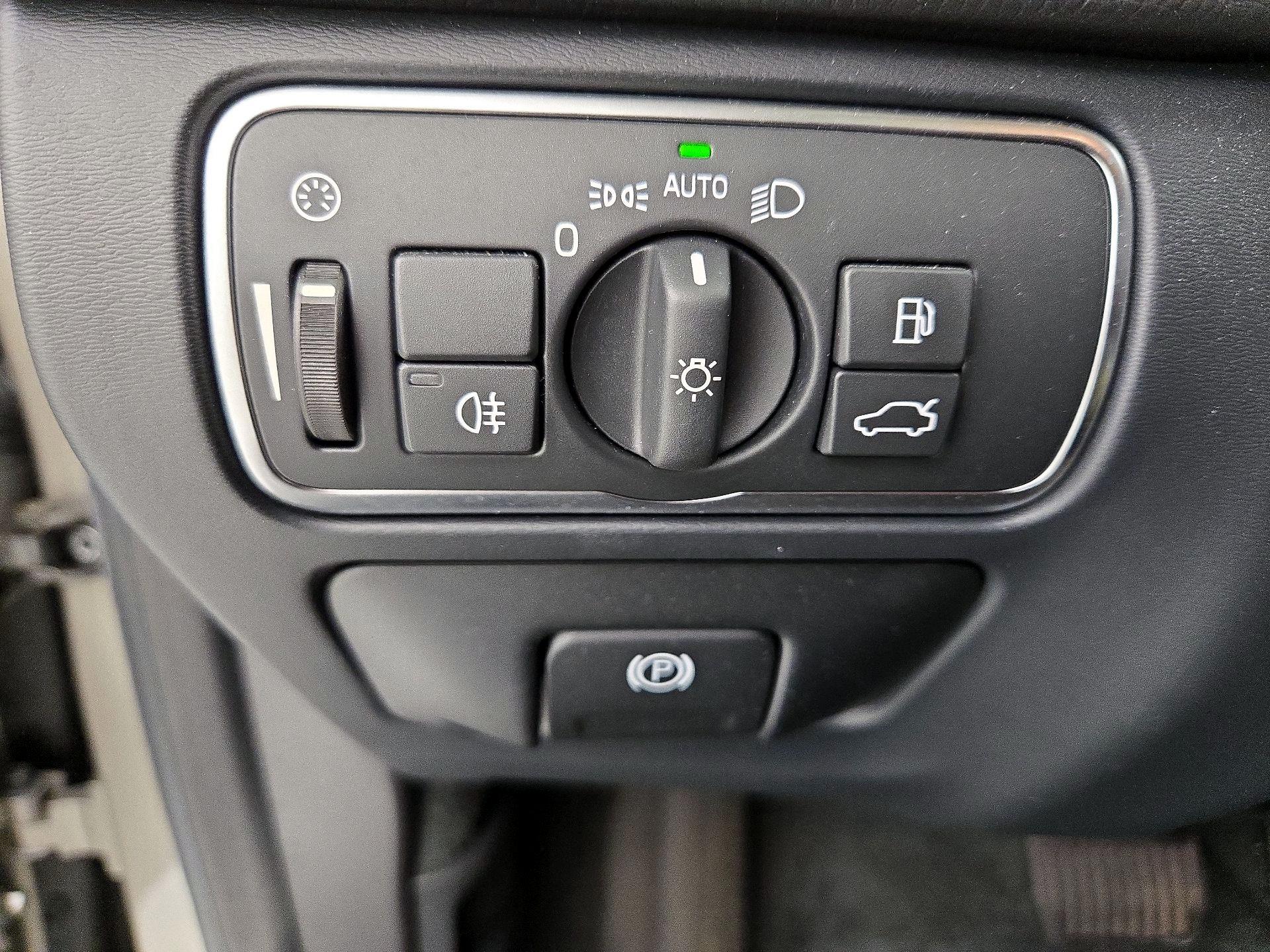 Thumbnail: 2016 Volvo XC60 - 13