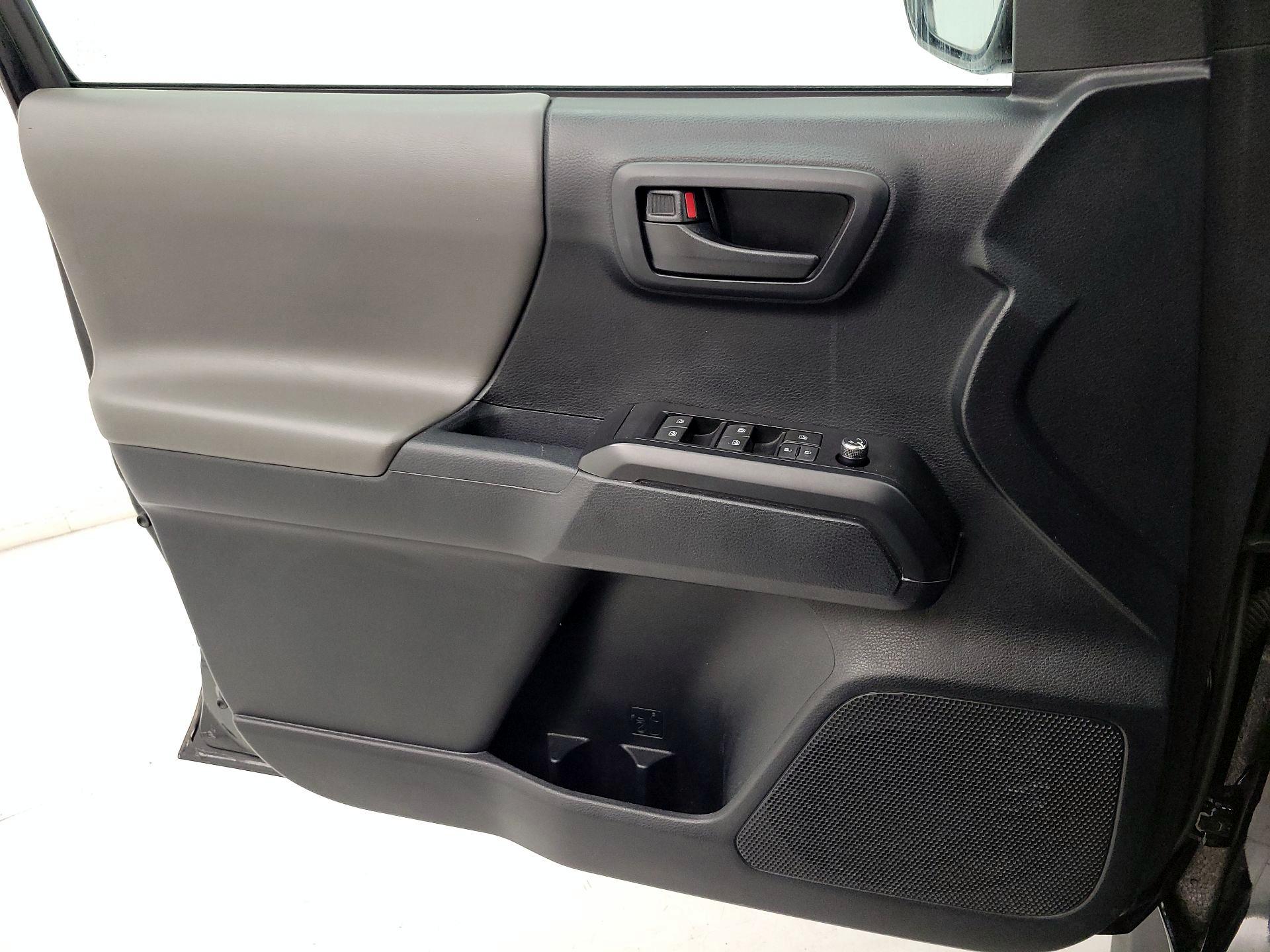 Thumbnail: 2016 Toyota Tacoma - 12