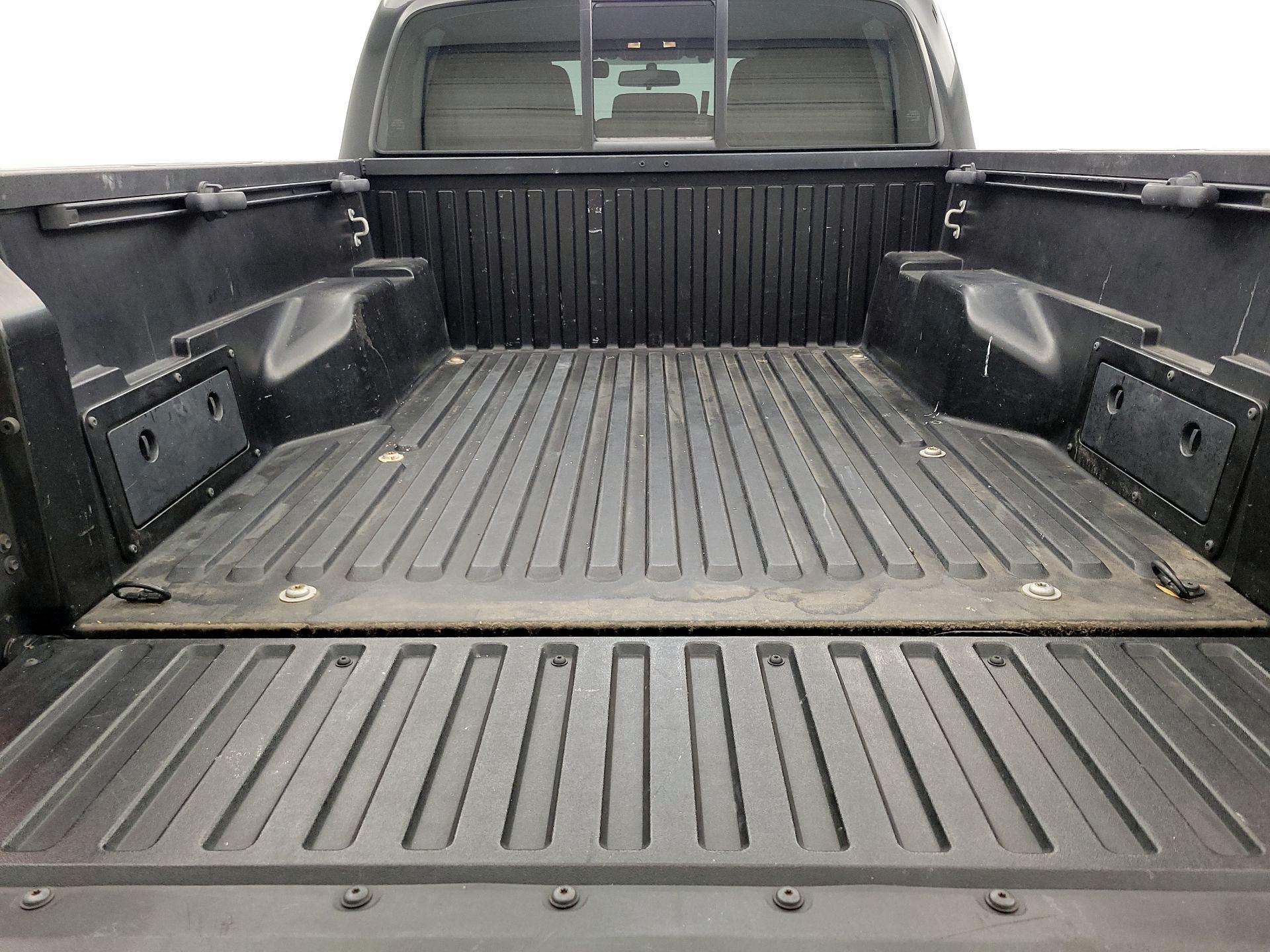 Thumbnail: 2016 Toyota Tacoma - 20