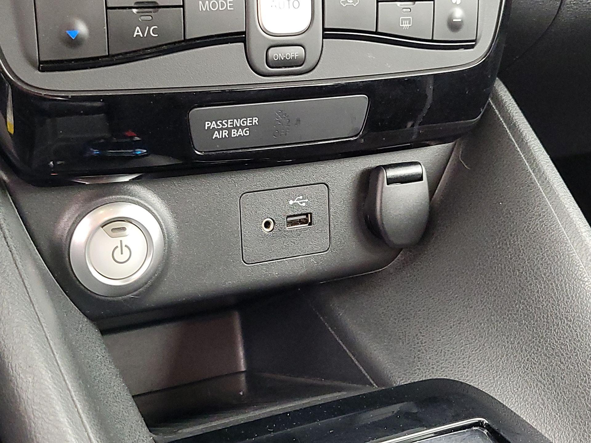 Thumbnail: 2018 Nissan Leaf - 18