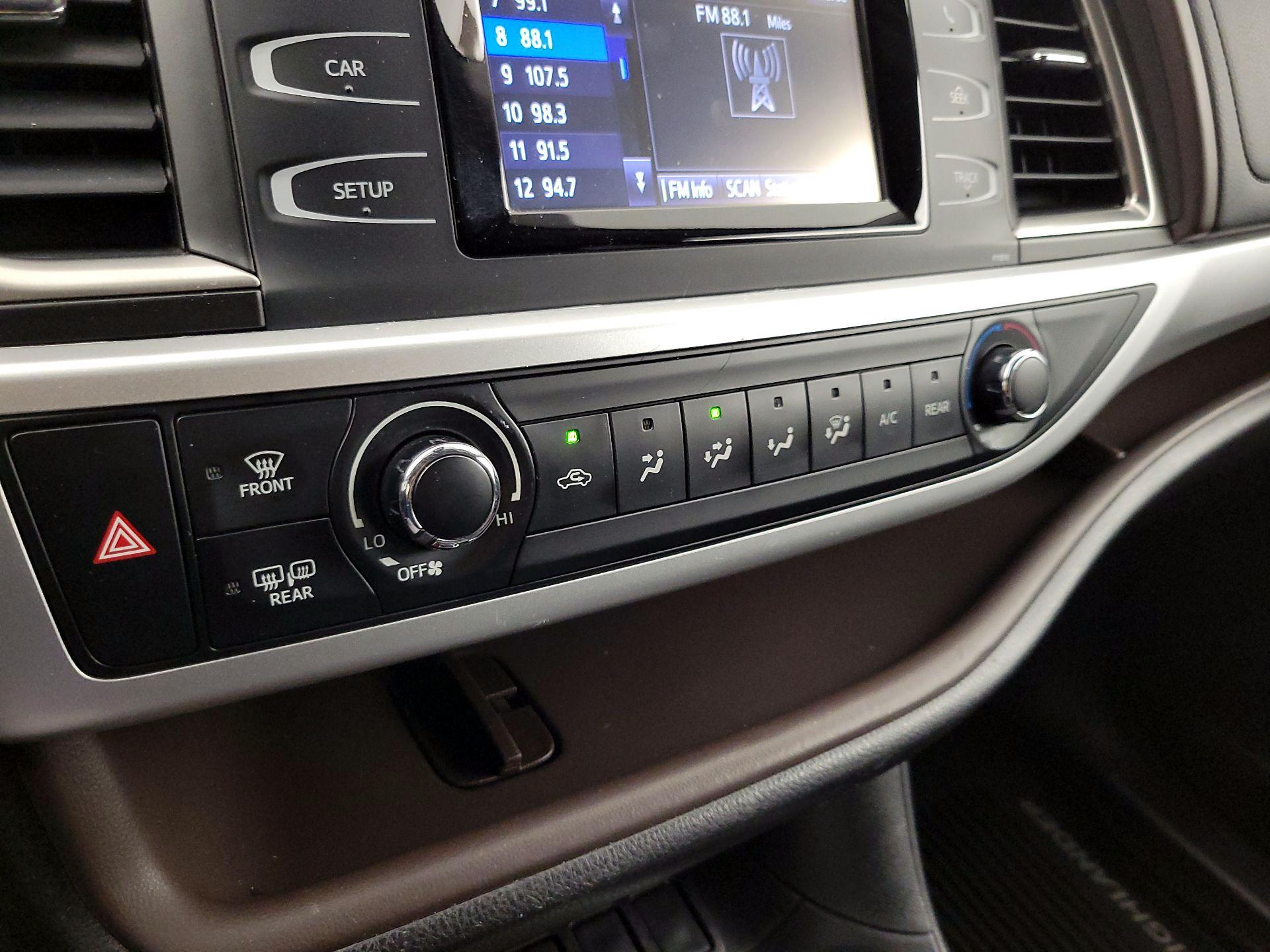 Thumbnail: 2019 Toyota Highlander - 15