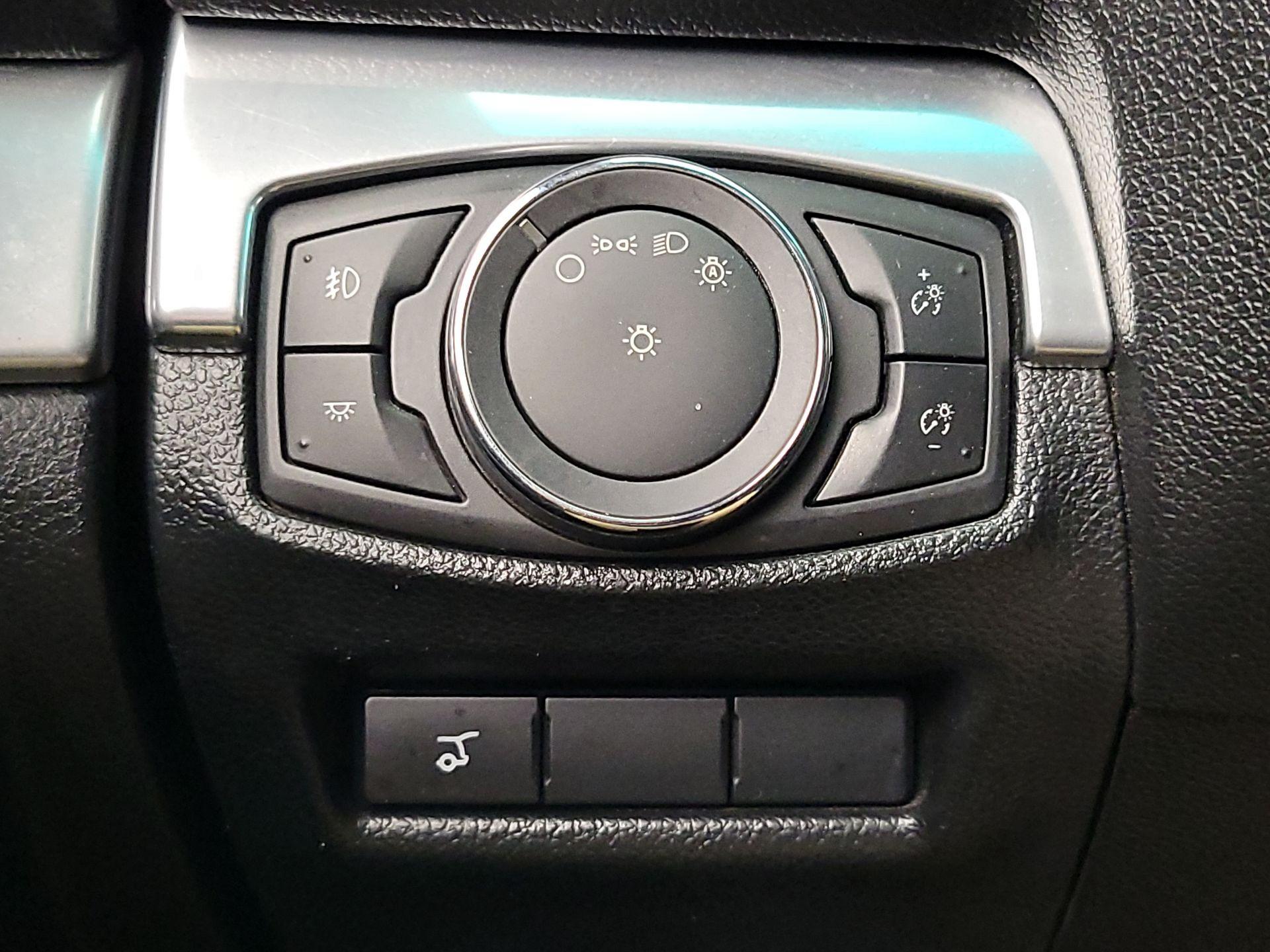 Thumbnail: 2016 Ford Explorer - 13