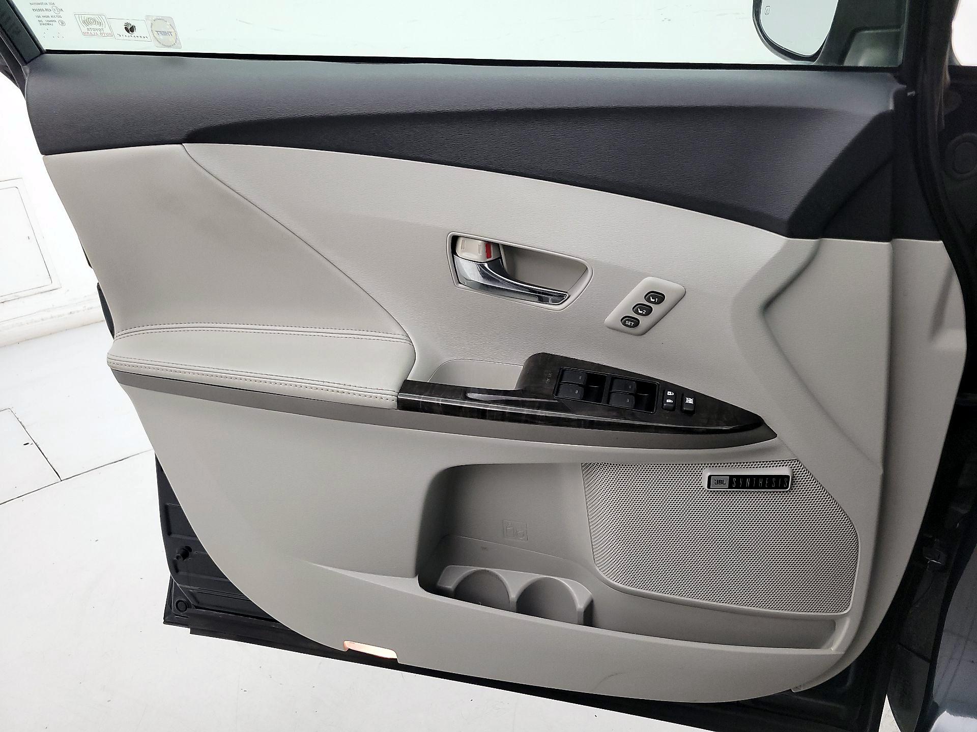 Thumbnail: 2015 Toyota Venza - 12