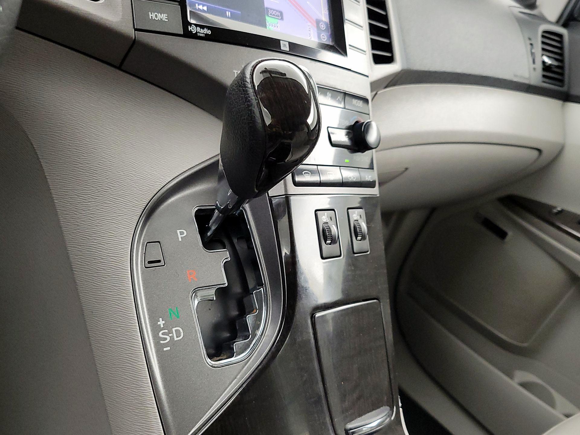 Thumbnail: 2015 Toyota Venza - 17
