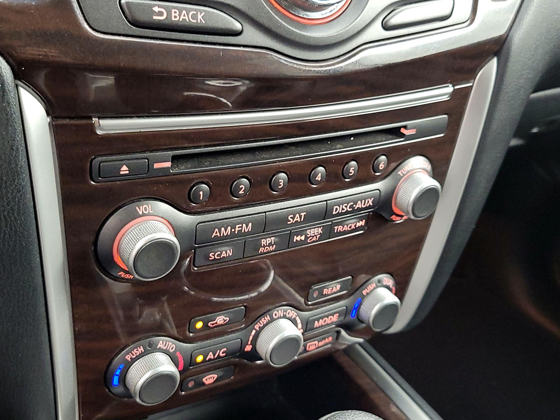 Thumbnail: 2015 Nissan Pathfinder - 17