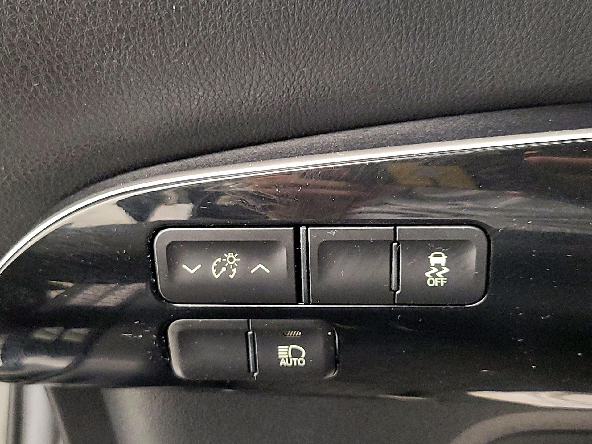 Thumbnail: 2017 Toyota Prius - 13