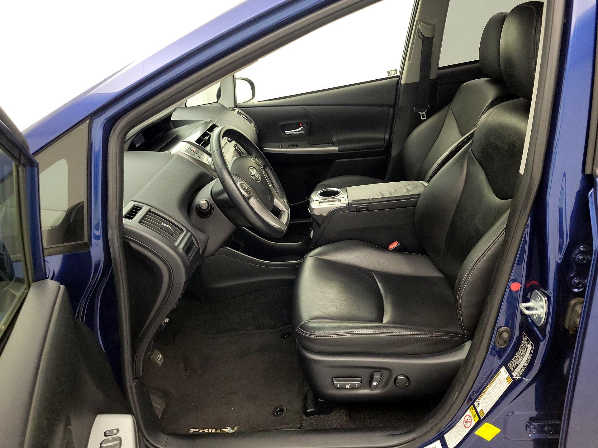 Thumbnail: 2017 Toyota Prius v - 11