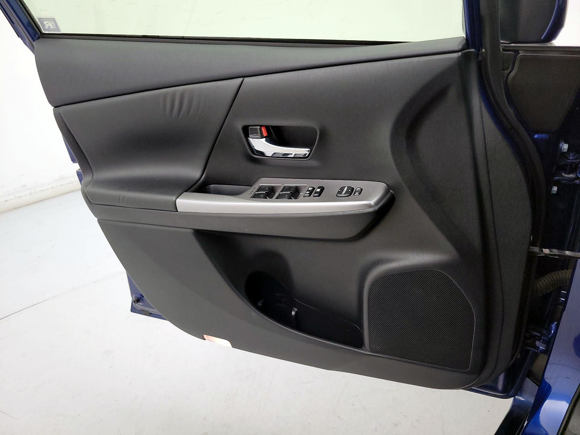 Thumbnail: 2017 Toyota Prius v - 12
