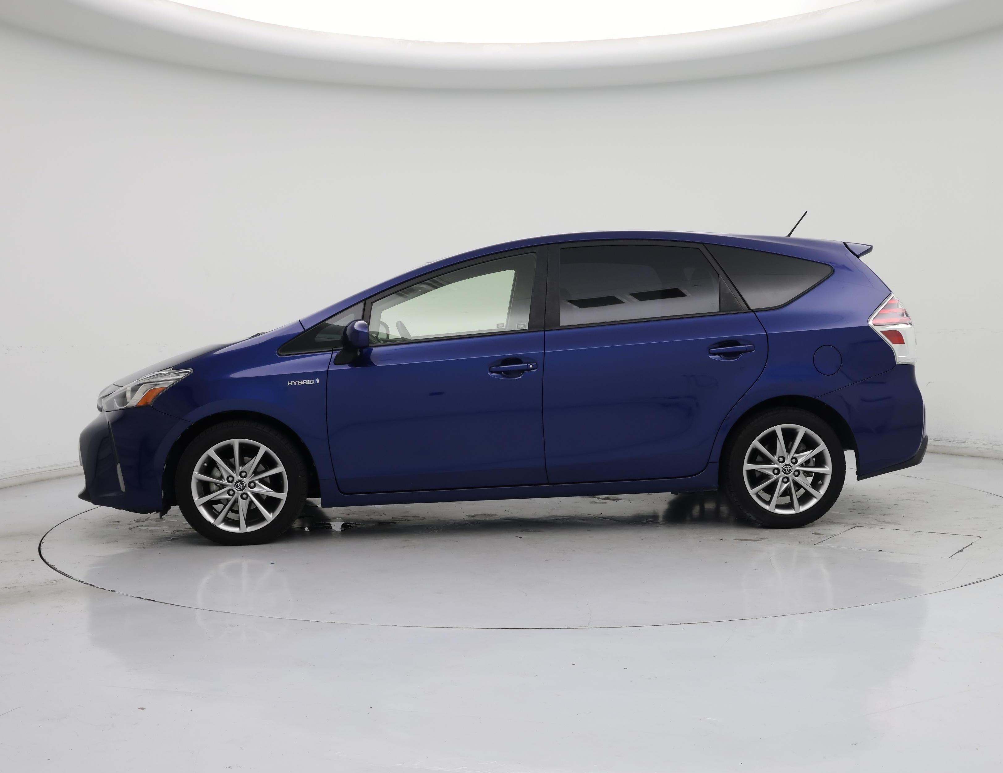 Thumbnail: 2017 Toyota Prius v - 3