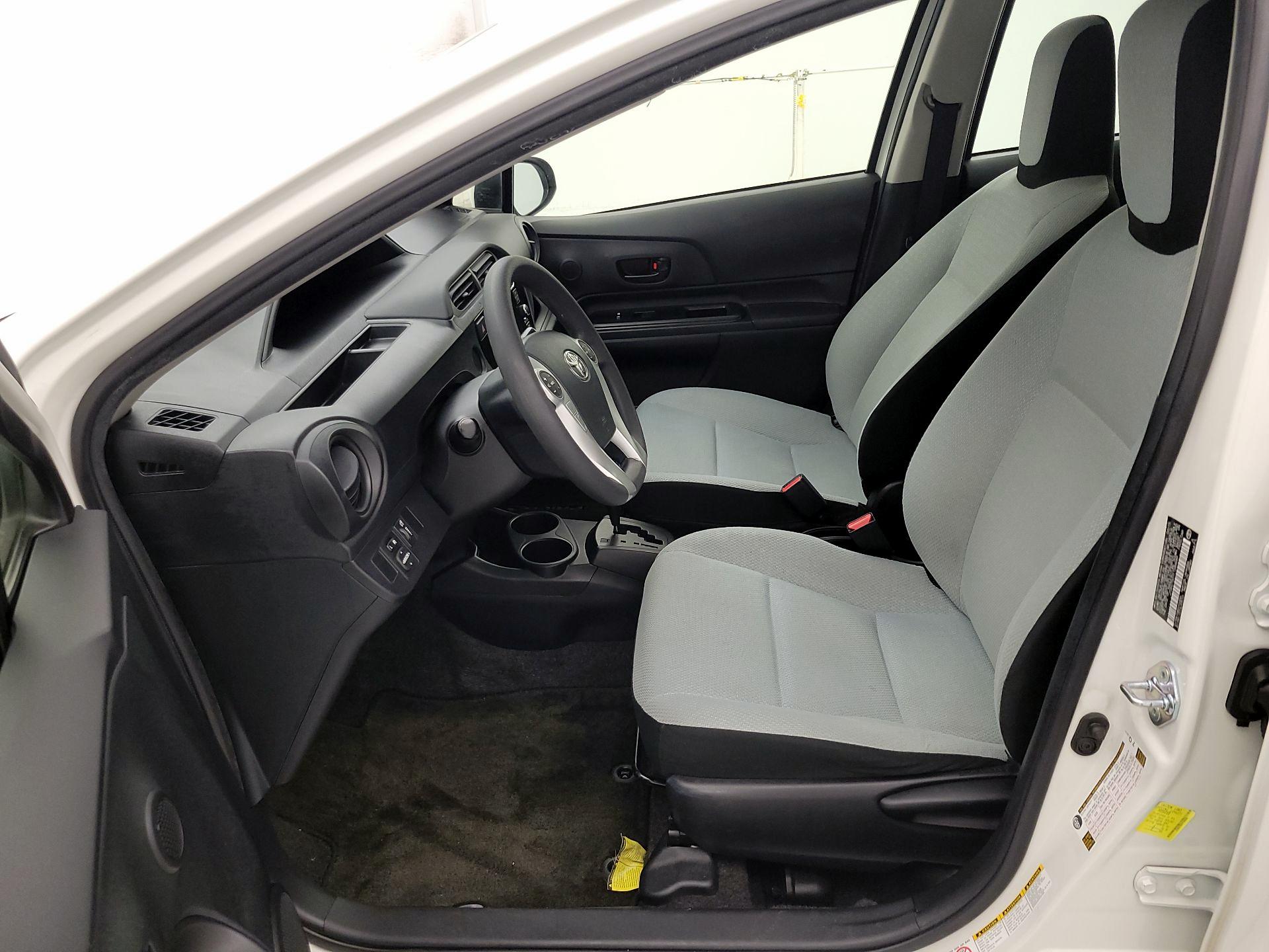 Thumbnail: 2015 Toyota Prius c - 11