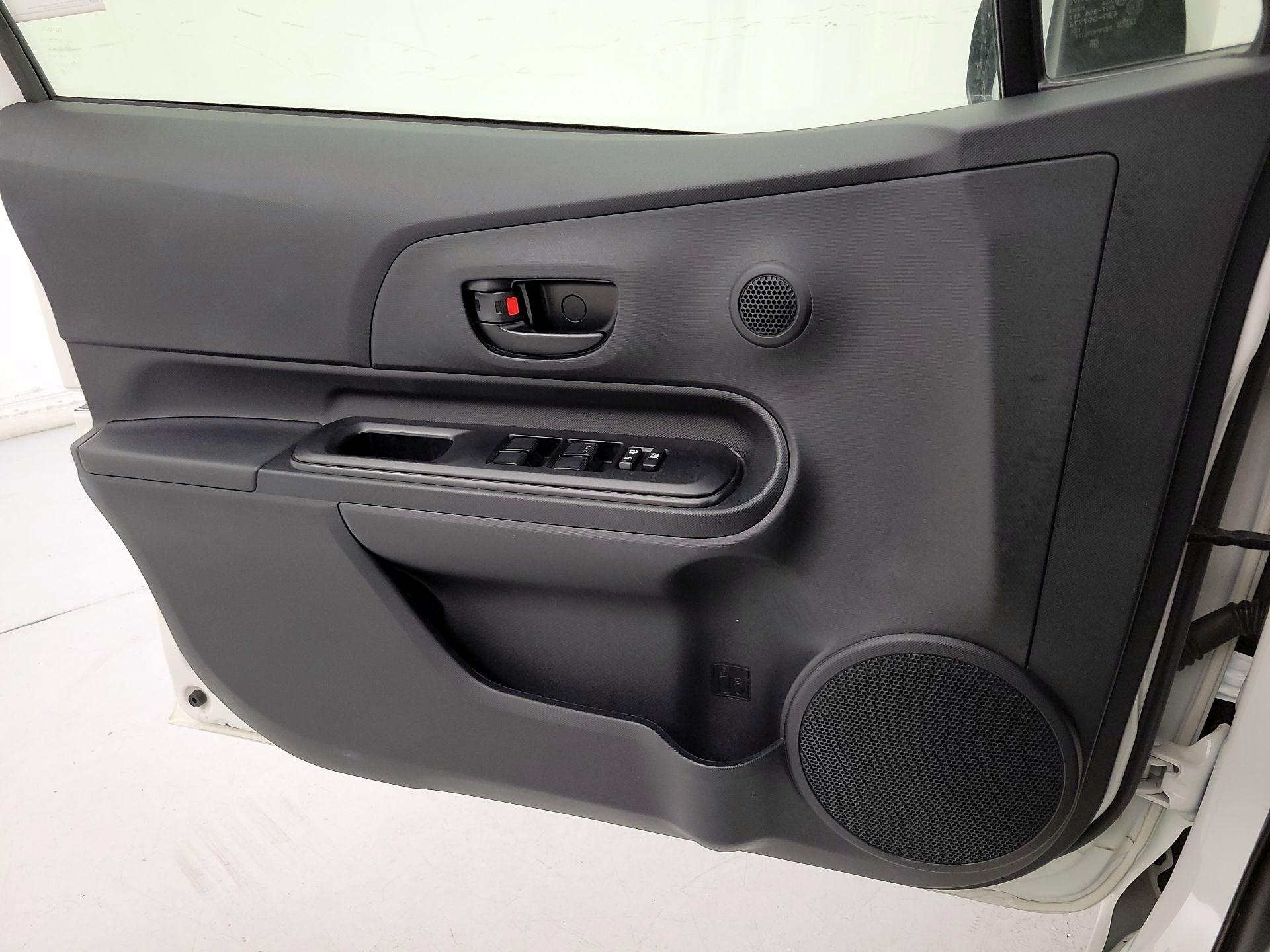 Thumbnail: 2015 Toyota Prius c - 12