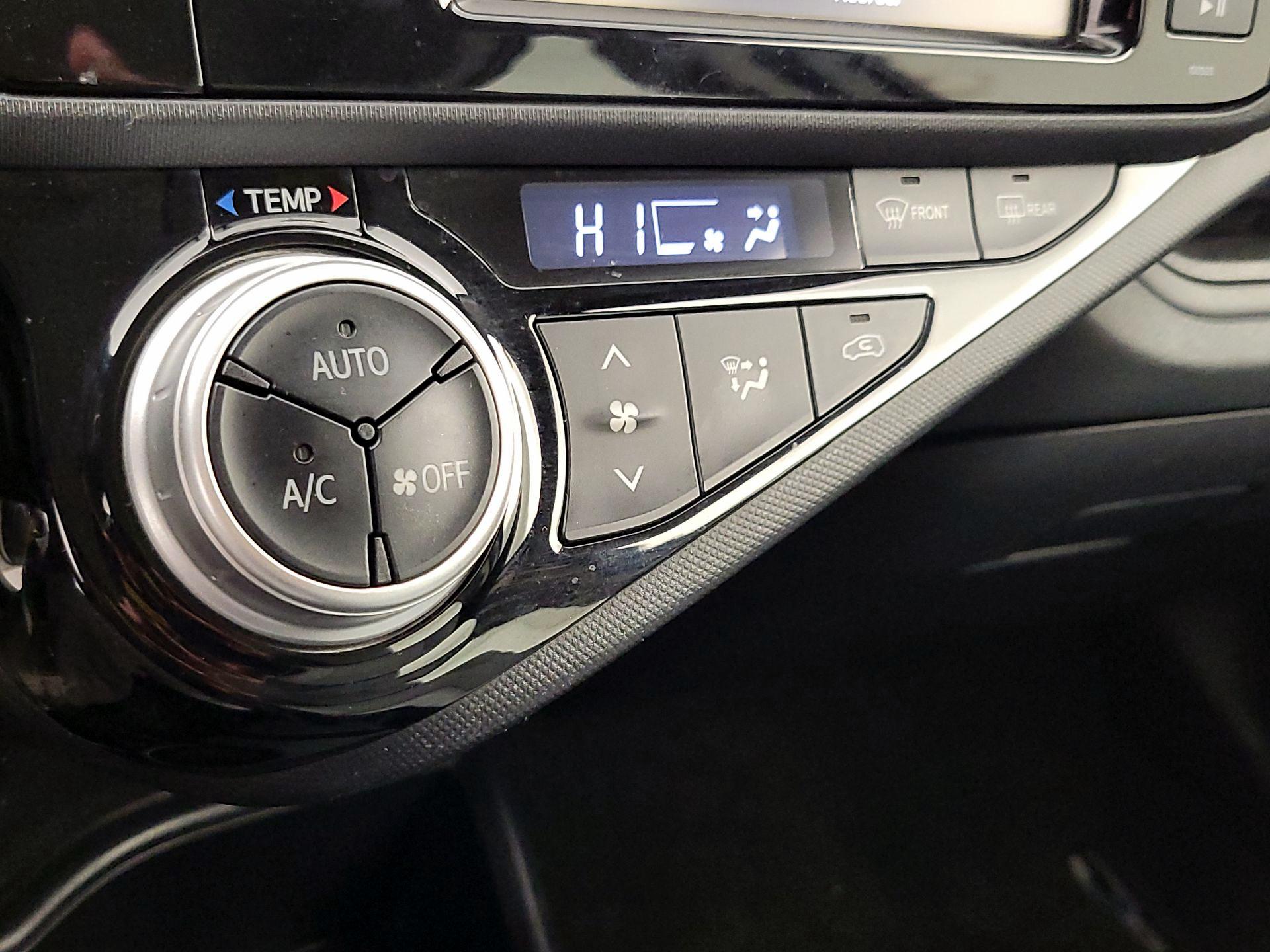 Thumbnail: 2015 Toyota Prius c - 15