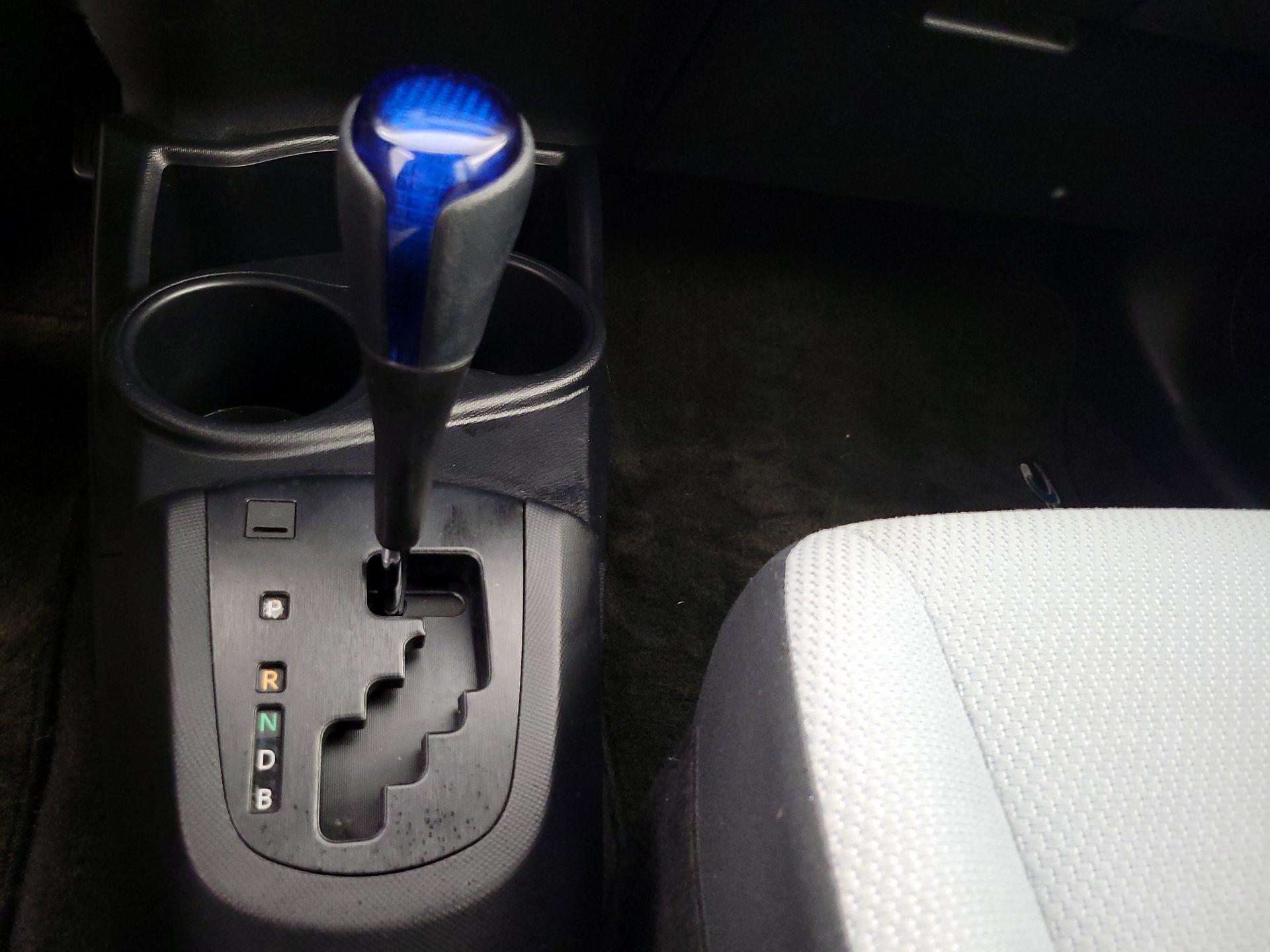 Thumbnail: 2015 Toyota Prius c - 16