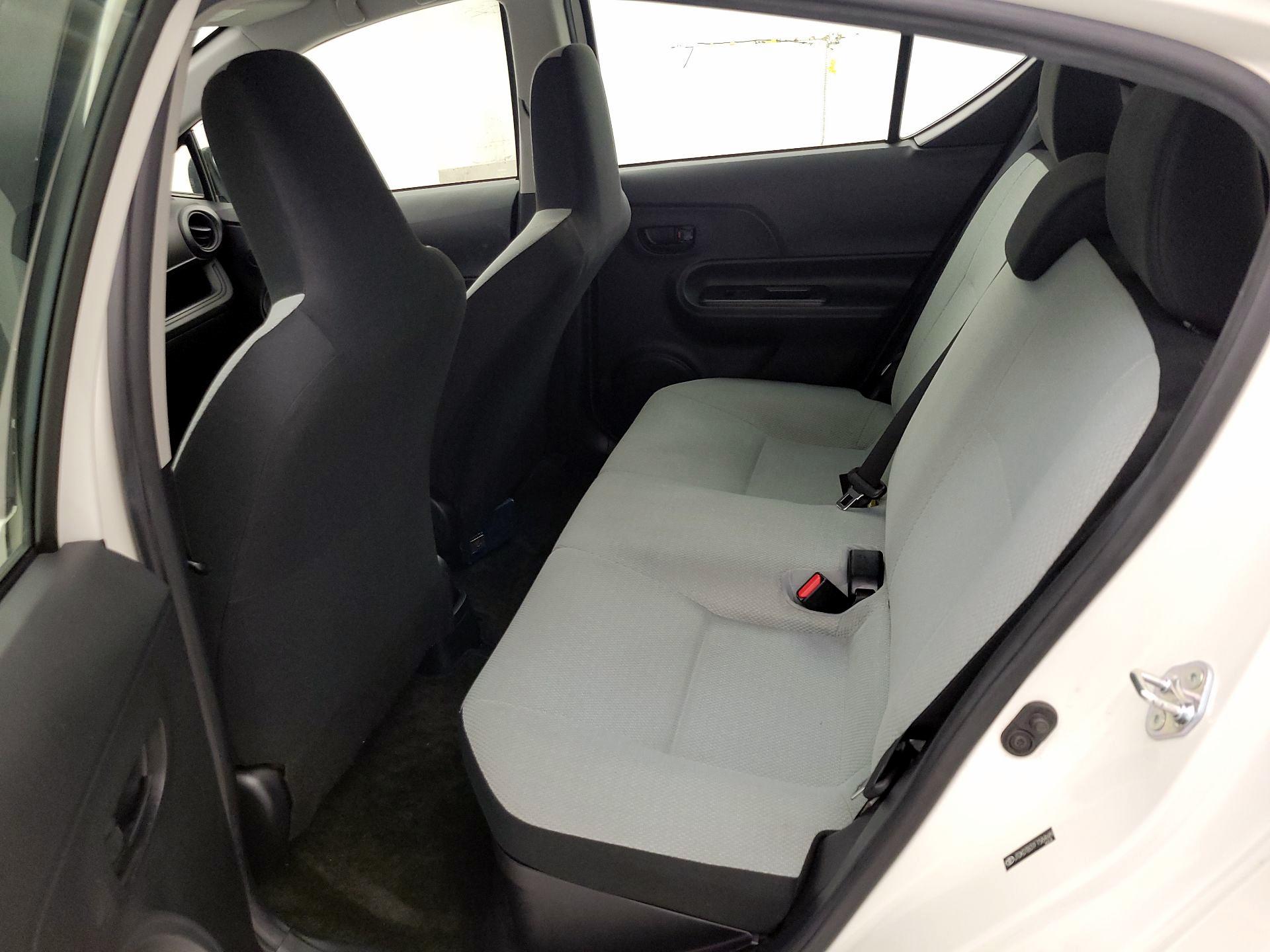 Thumbnail: 2015 Toyota Prius c - 17