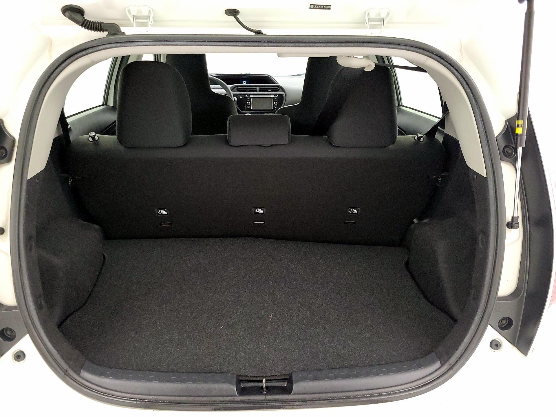 Thumbnail: 2015 Toyota Prius c - 18