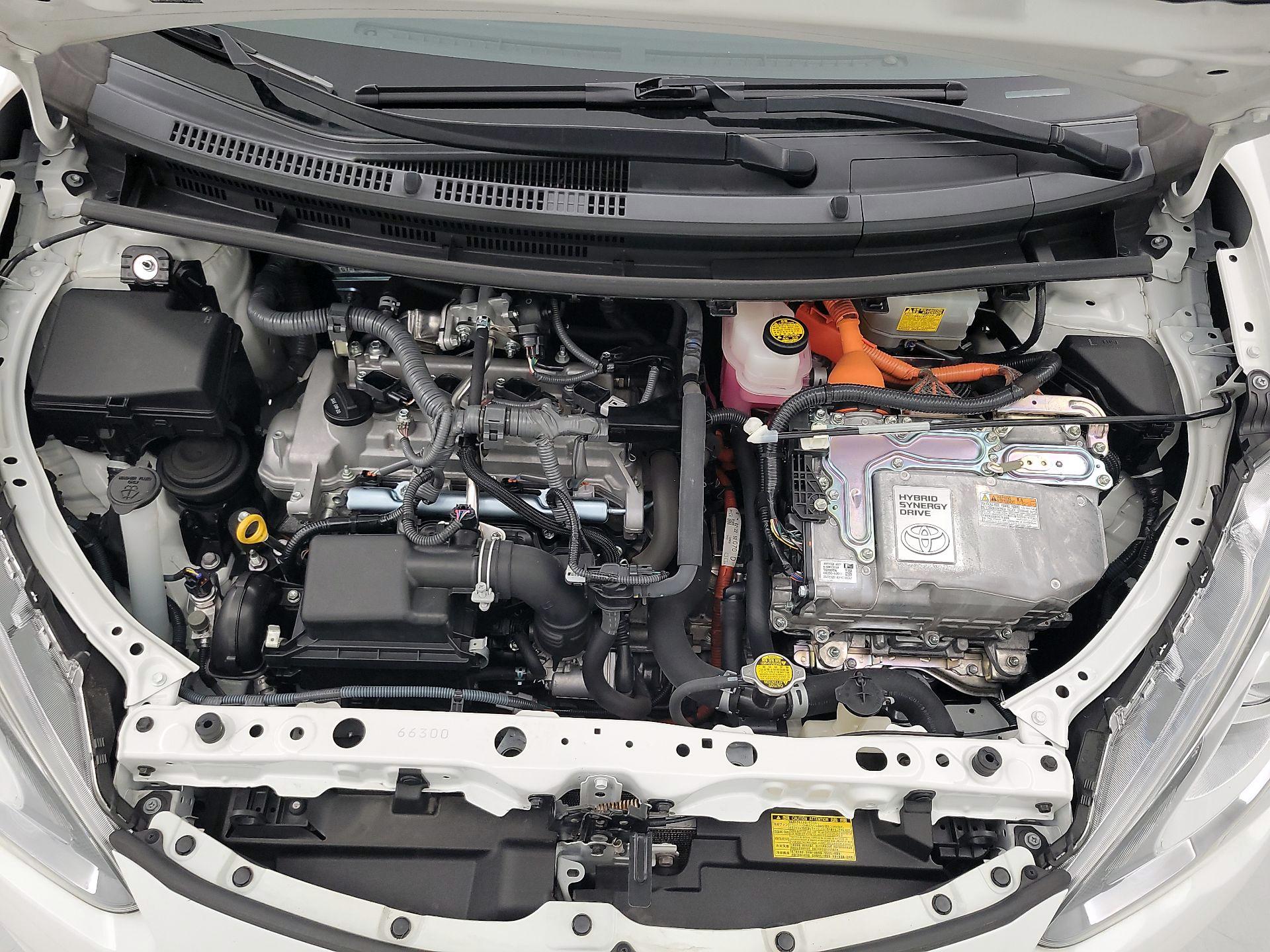 Thumbnail: 2015 Toyota Prius c - 19