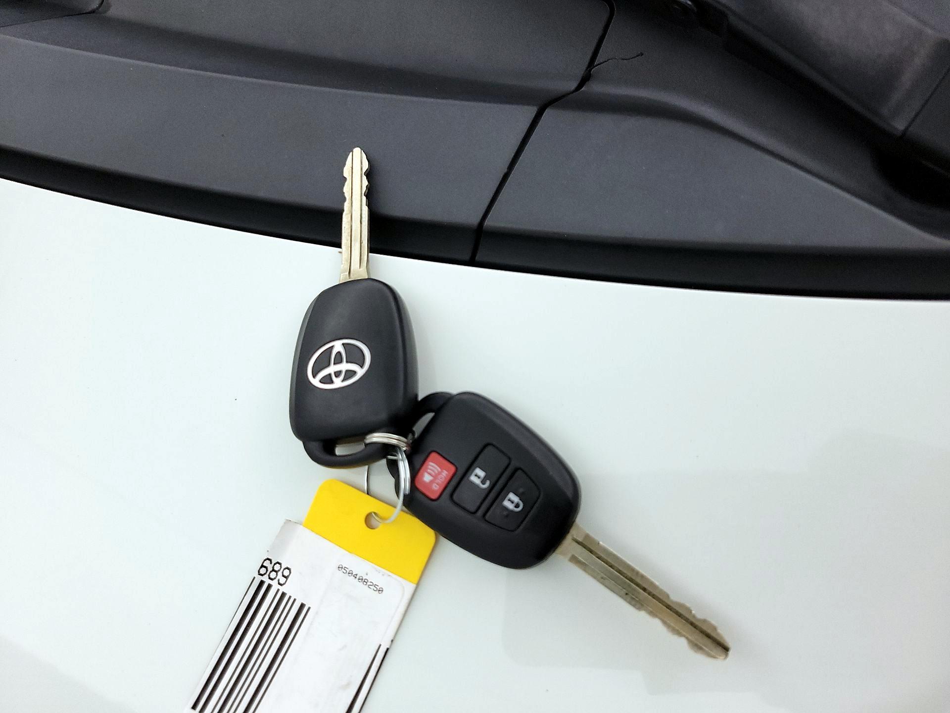 Thumbnail: 2015 Toyota Prius c - 20