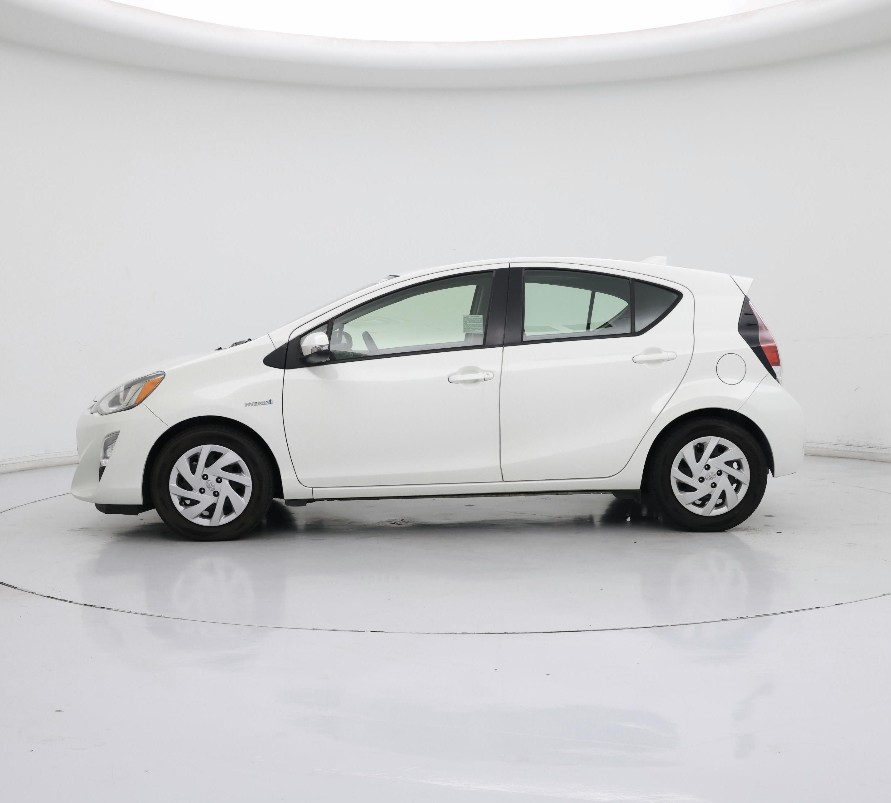 Thumbnail: 2015 Toyota Prius c - 3