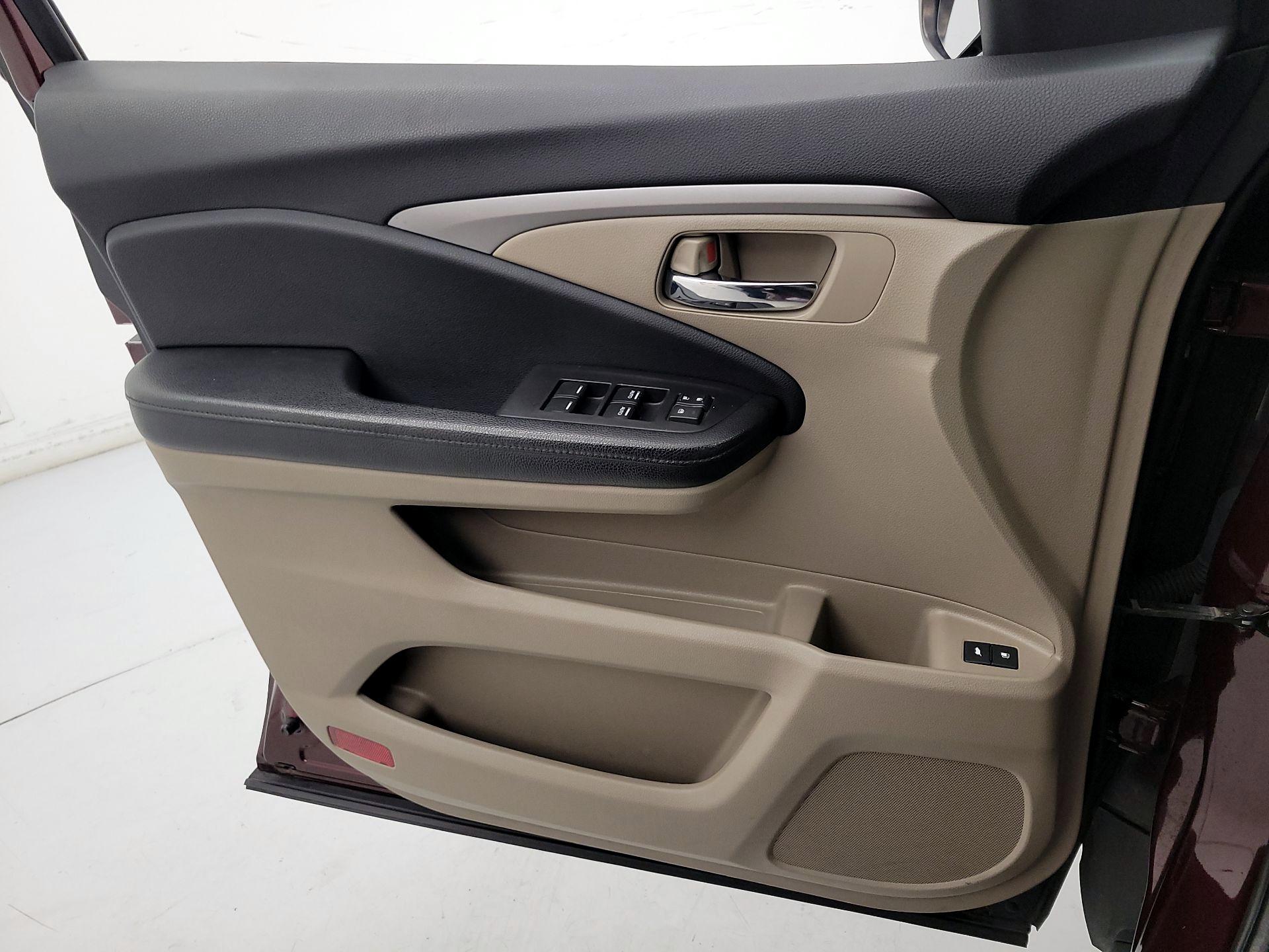 Thumbnail: 2017 Honda Pilot - 12