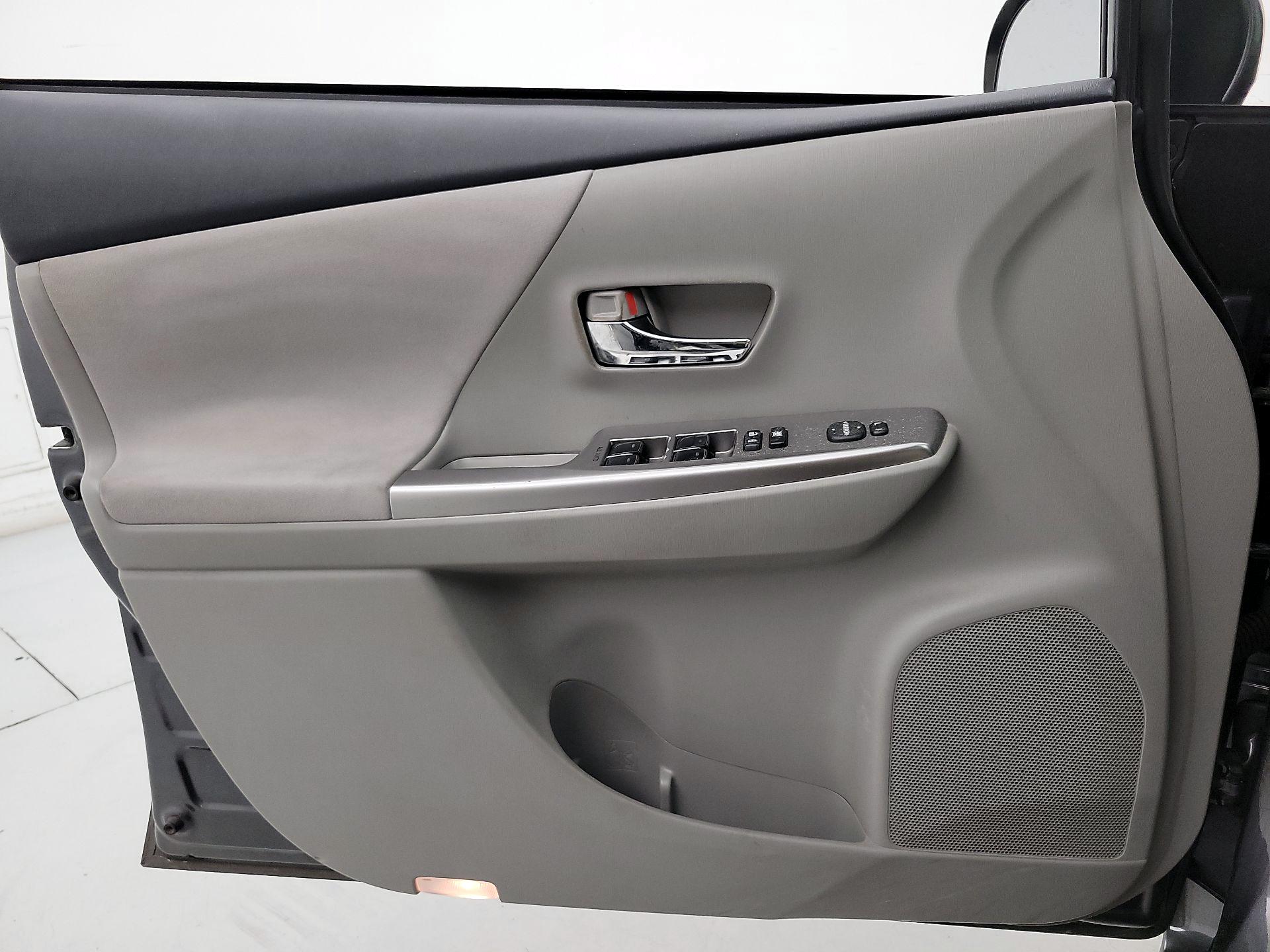 Thumbnail: 2015 Toyota Prius v - 12