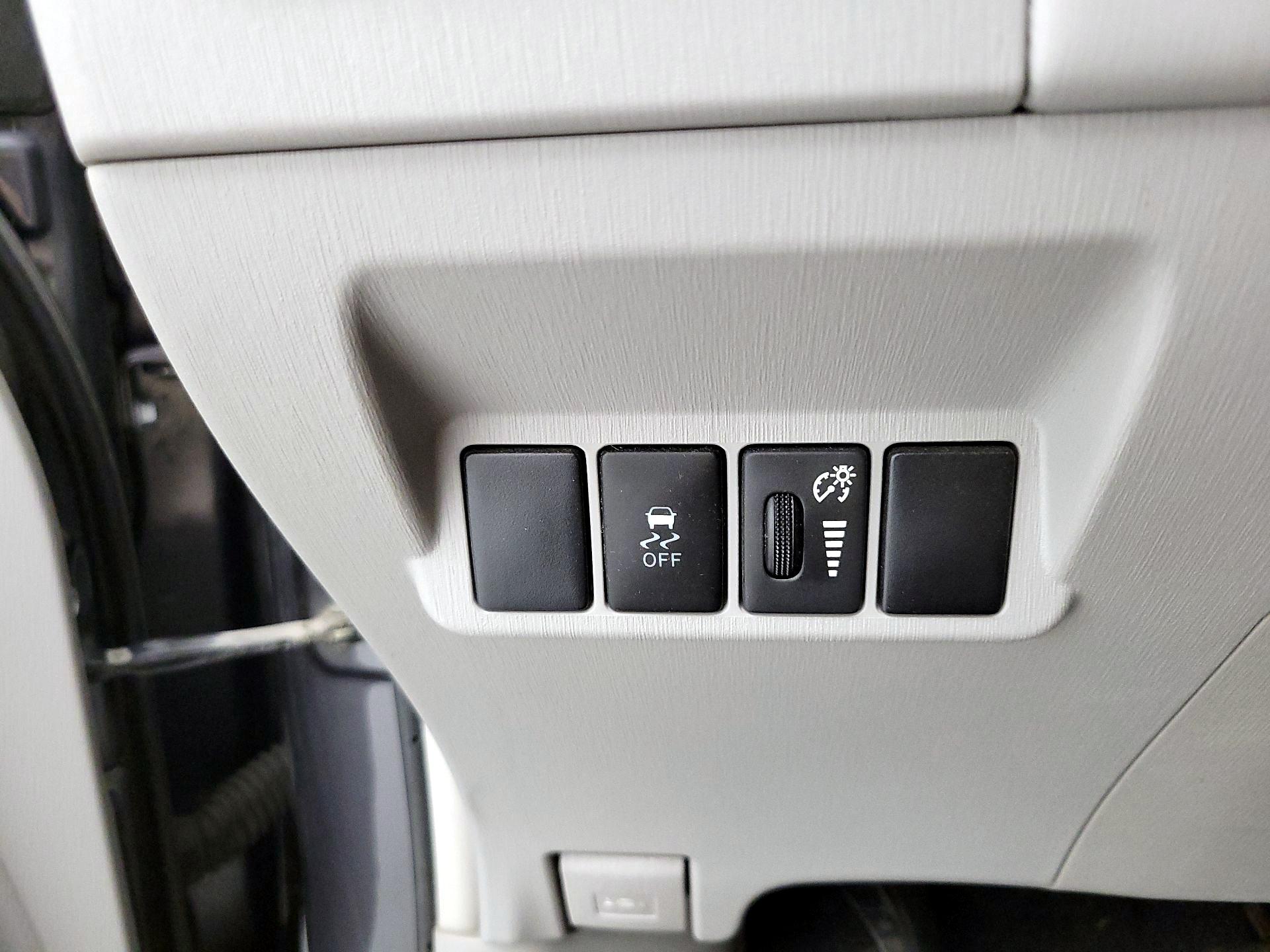 Thumbnail: 2015 Toyota Prius v - 13