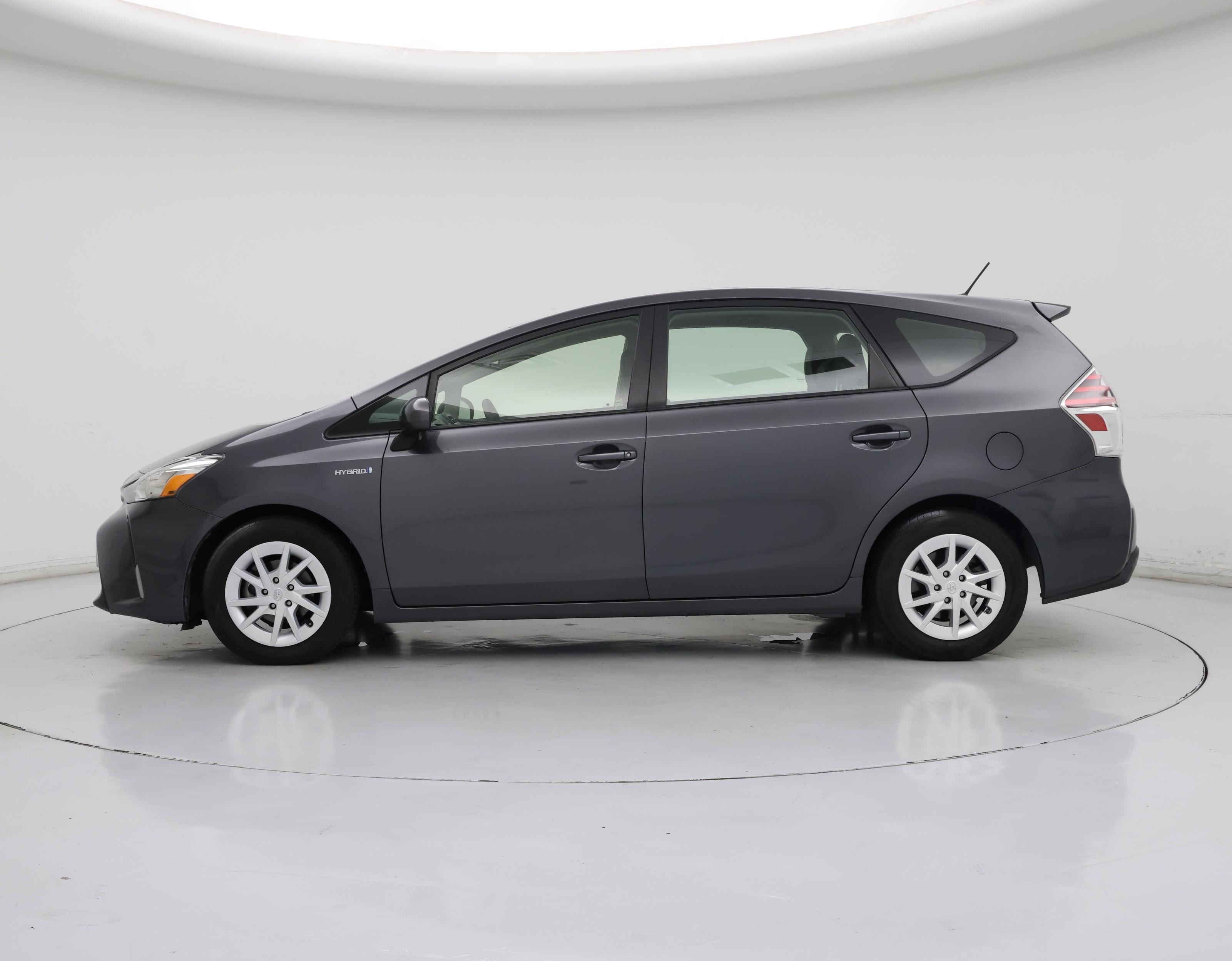 Thumbnail: 2015 Toyota Prius v - 3