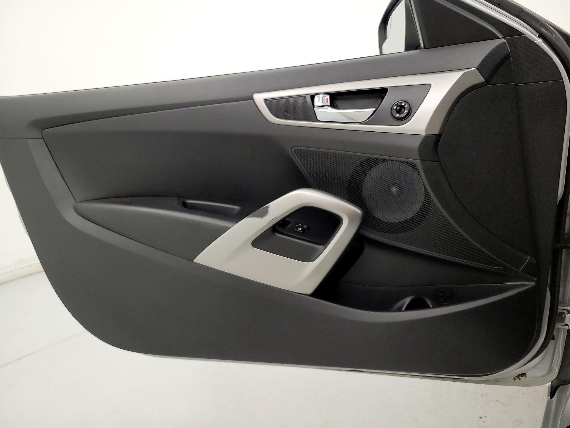 Thumbnail: 2016 Hyundai Veloster - 12