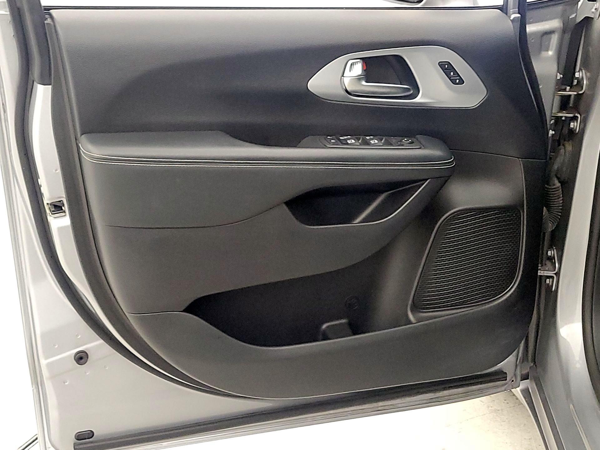 Thumbnail: 2021 Chrysler Pacifica - 12