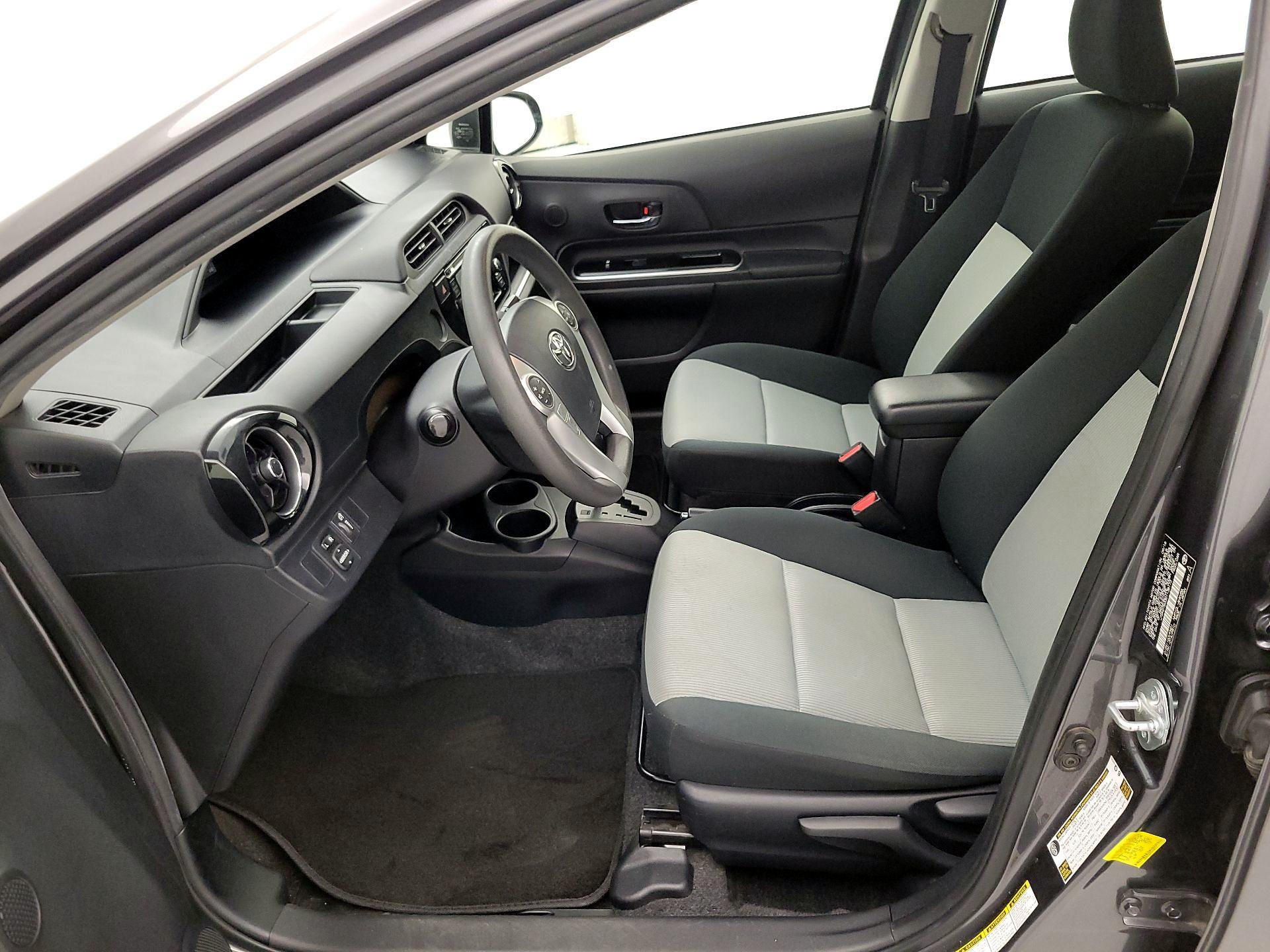 Thumbnail: 2016 Toyota Prius c - 11