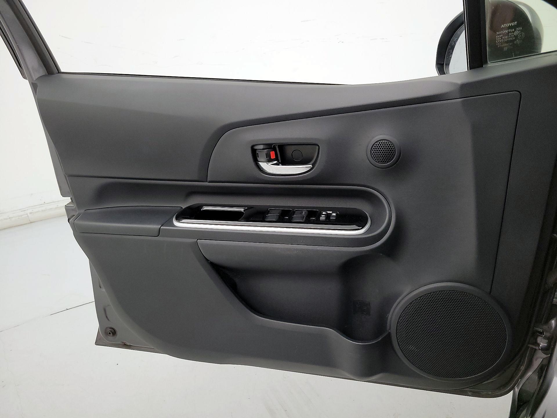 Thumbnail: 2016 Toyota Prius c - 12