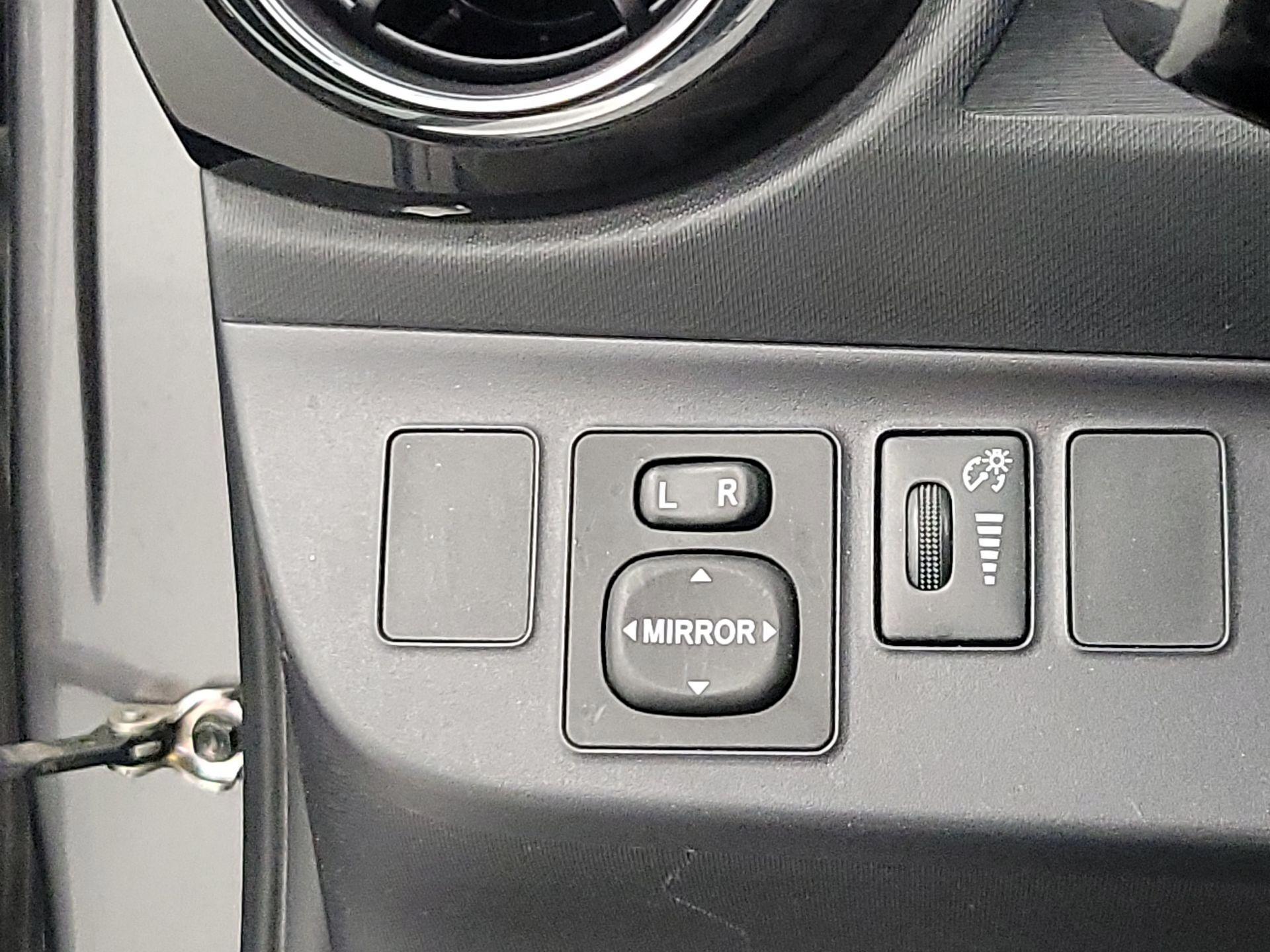 Thumbnail: 2016 Toyota Prius c - 13