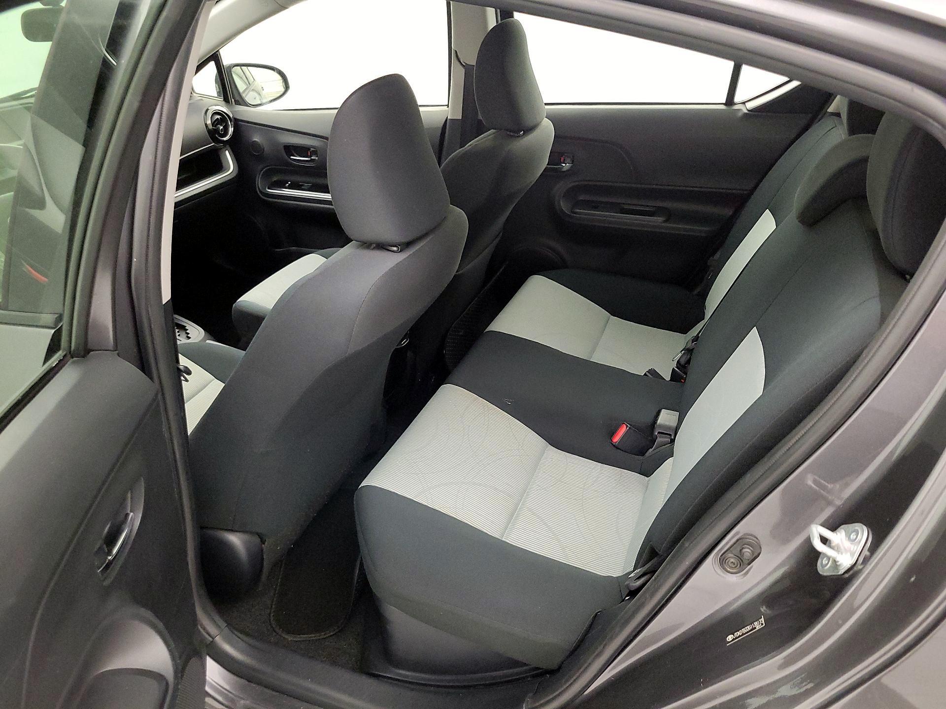 Thumbnail: 2016 Toyota Prius c - 17