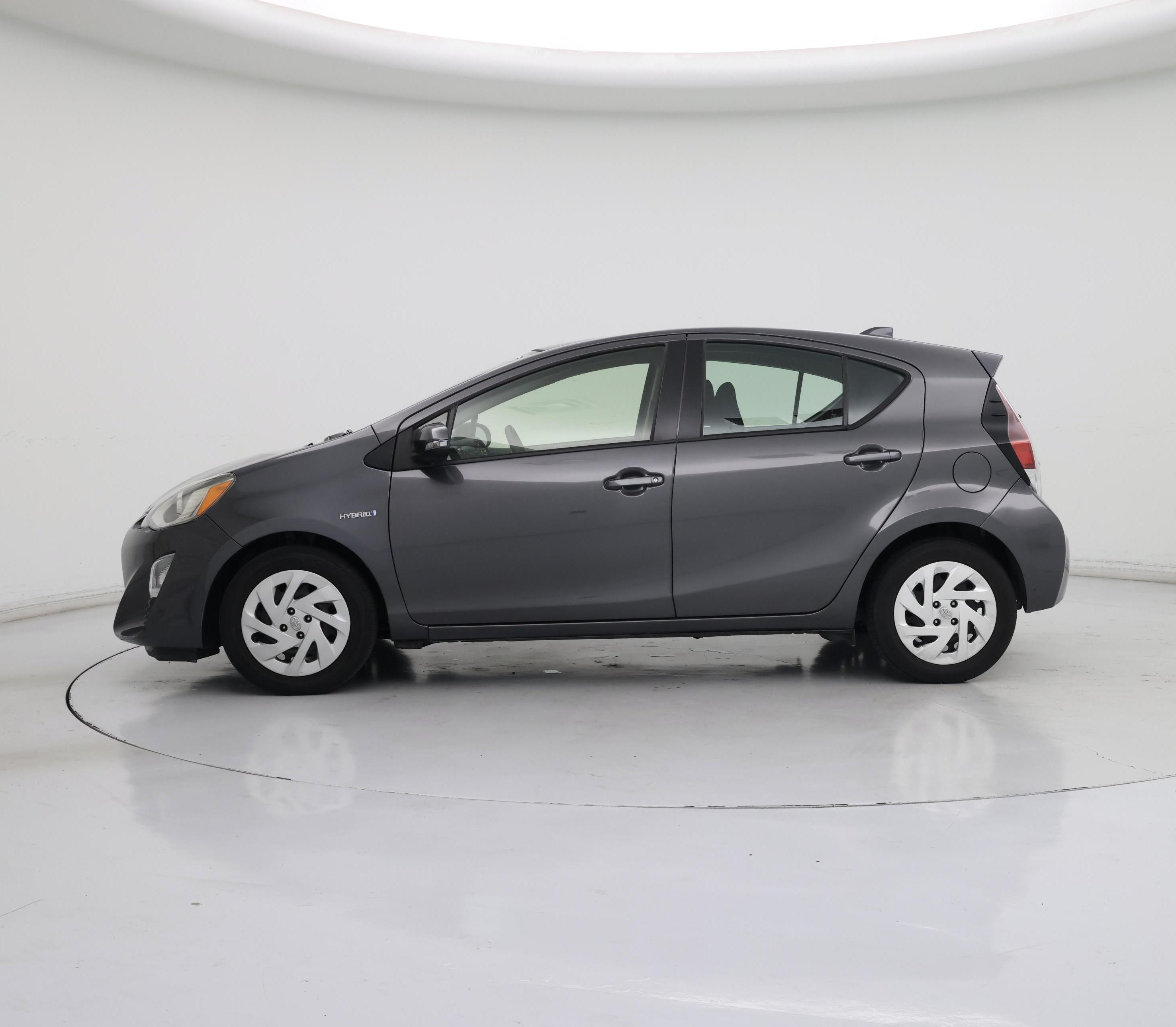 Thumbnail: 2016 Toyota Prius c - 3