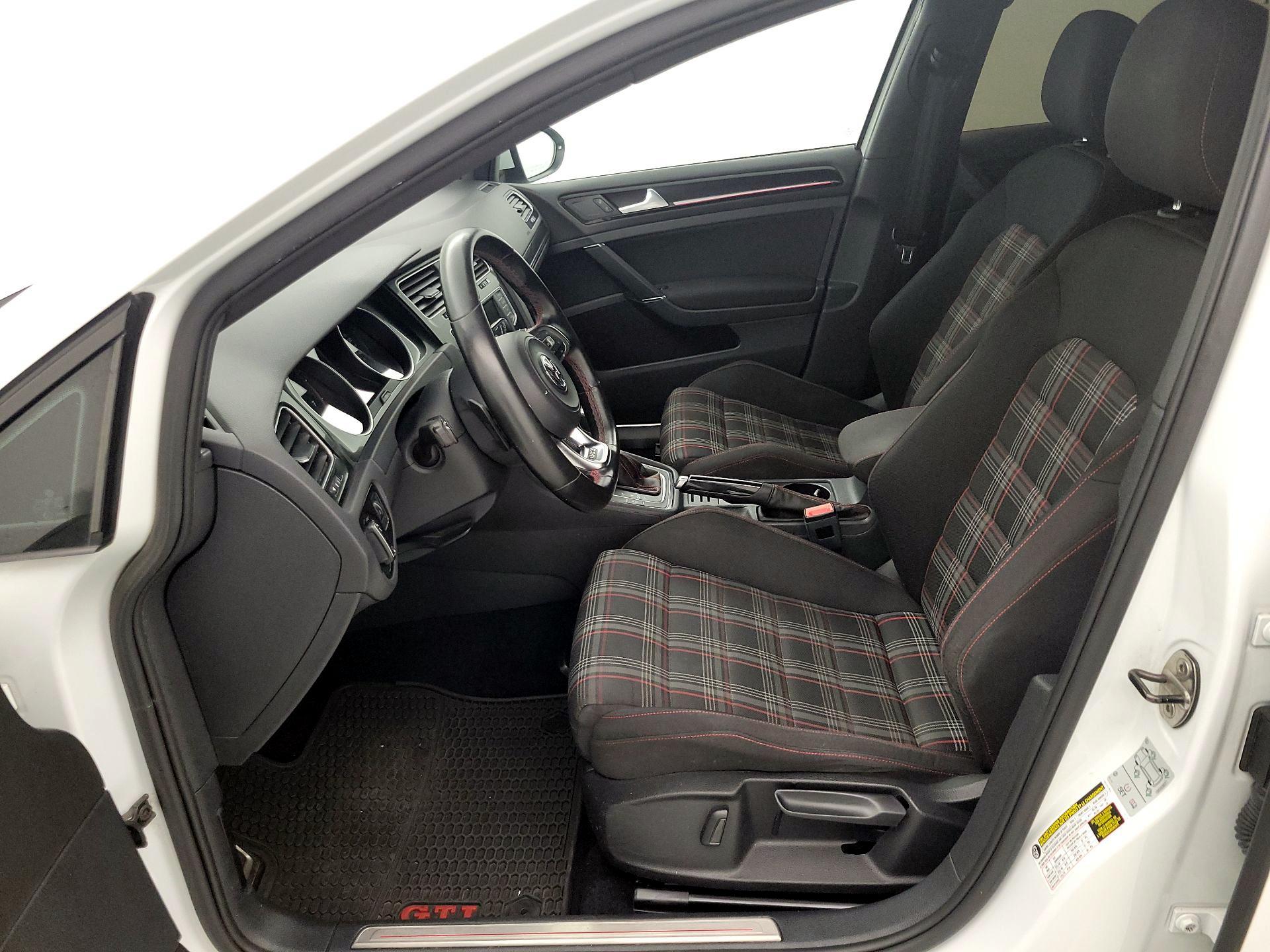 Thumbnail: 2016 Volkswagen Golf - 11