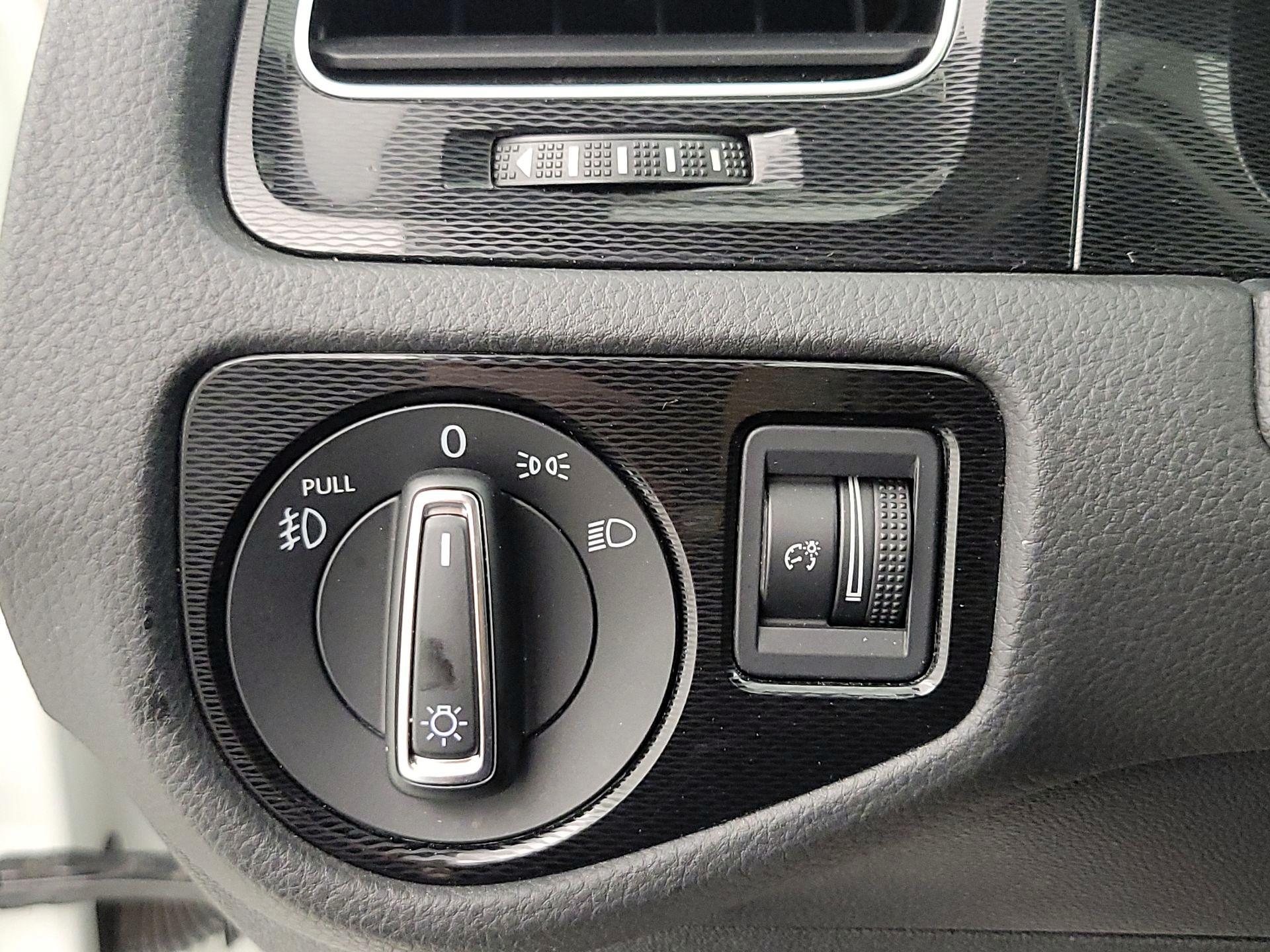 Thumbnail: 2016 Volkswagen Golf - 13