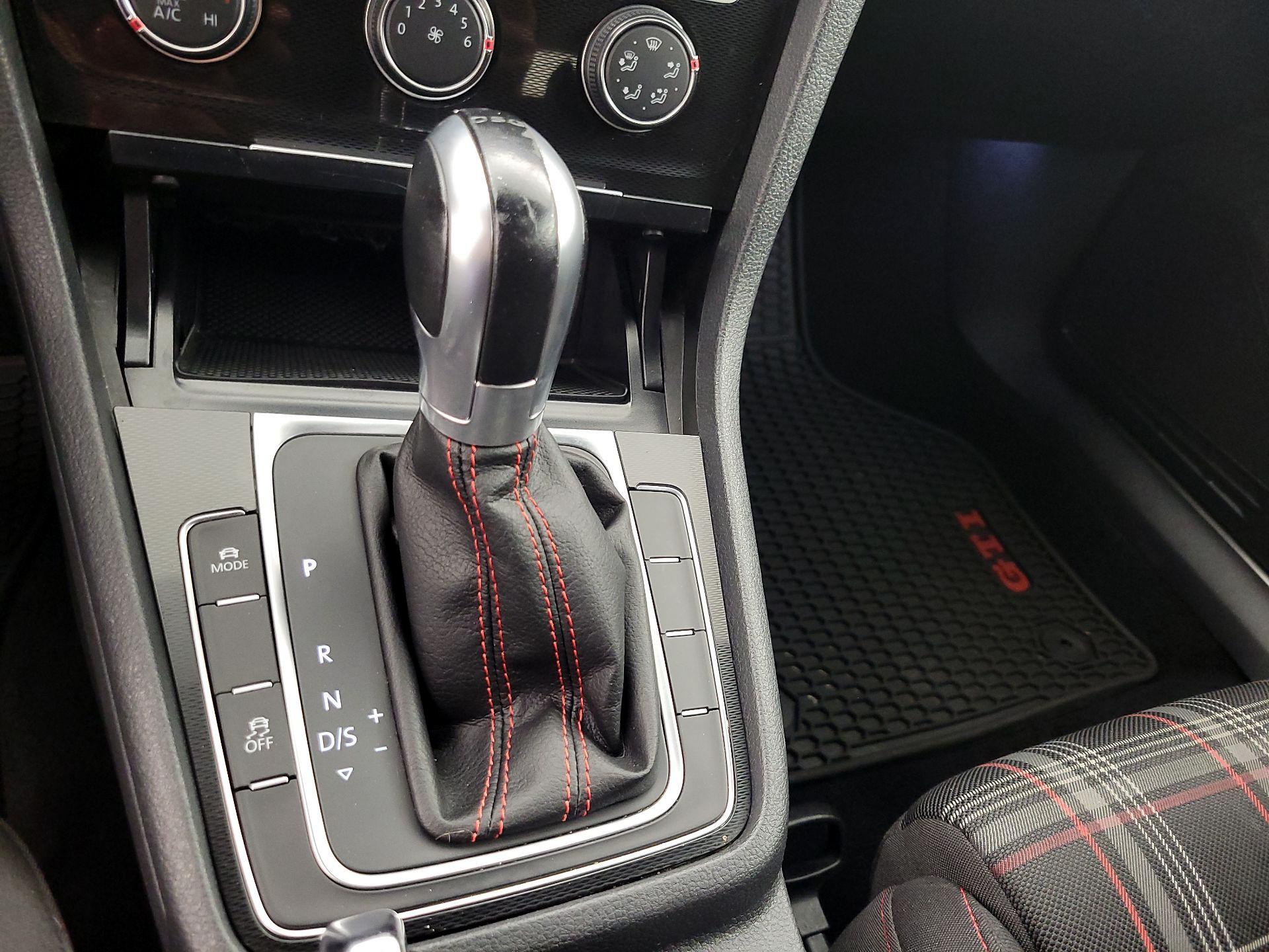 Thumbnail: 2016 Volkswagen Golf - 17