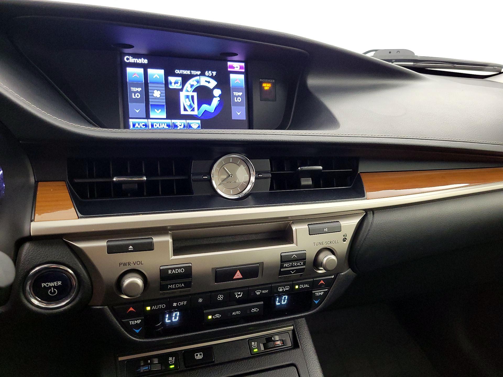 Thumbnail: 2013 Lexus ES - 17