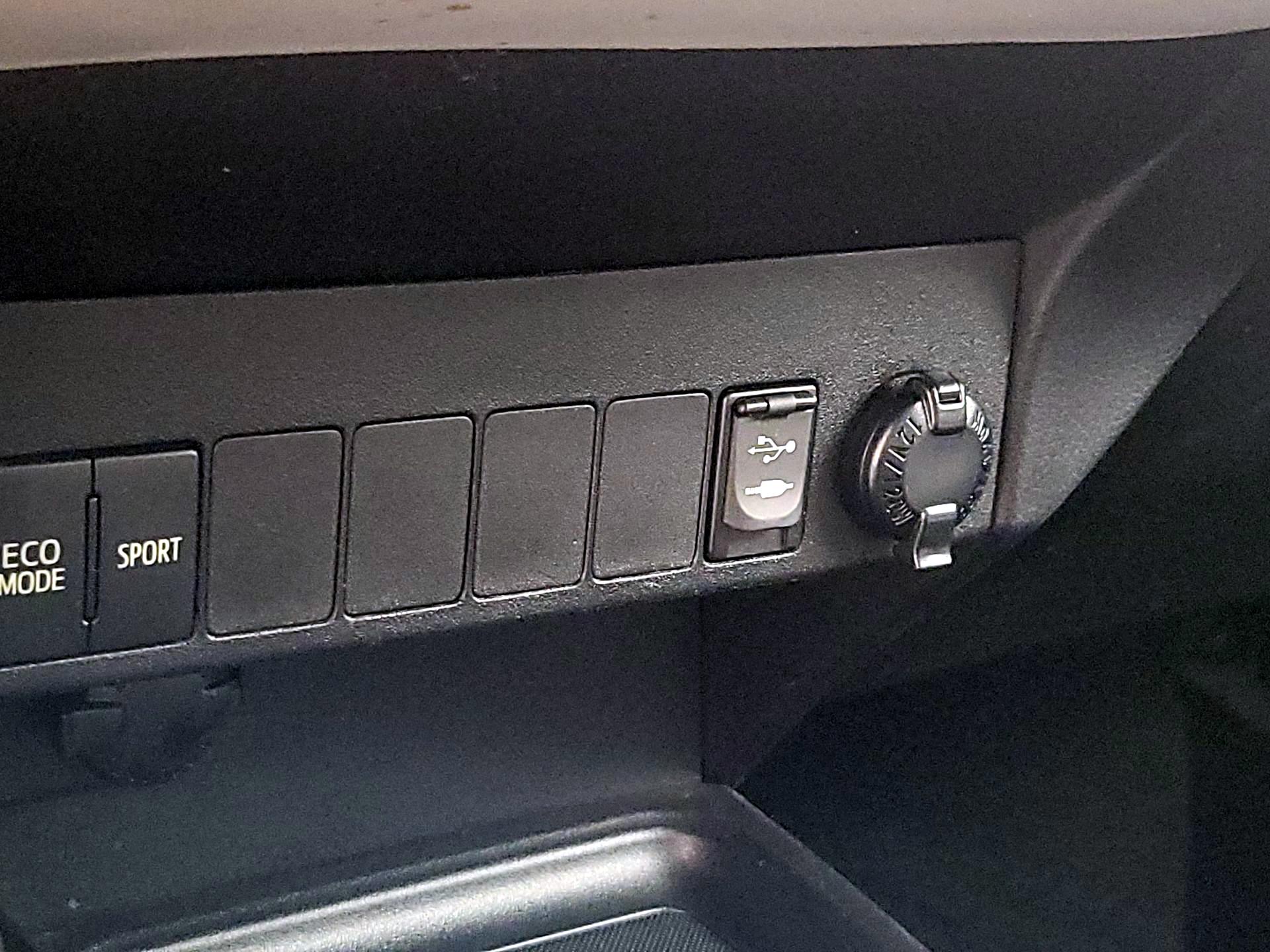 Thumbnail: 2014 Toyota RAV4 - 18
